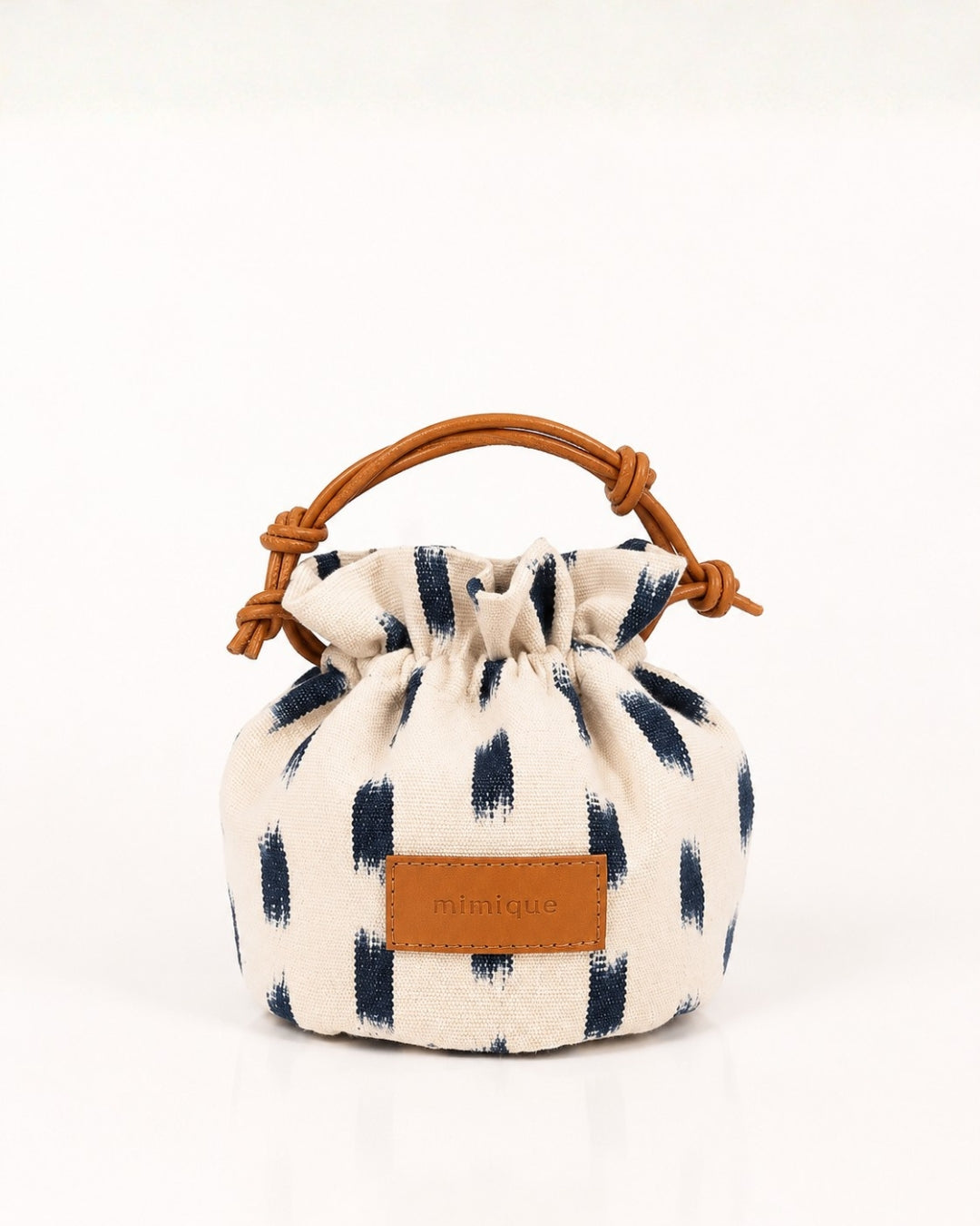 Mini bombonera artesanal ikat blanca y azul de Mimique cómoda ligera y versátil made in Spain