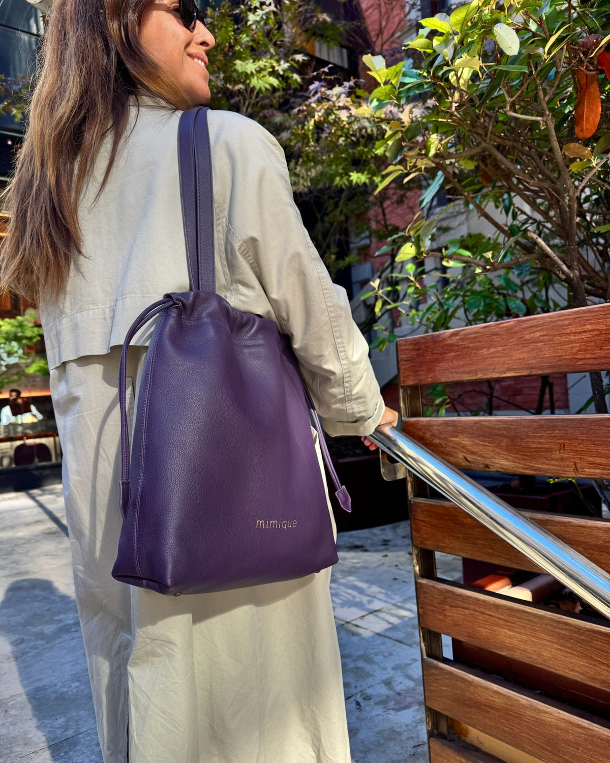 Bolsón o Tote bag de piel de elegante diseño para mujer Barro berenjena de Mimique made in Spain