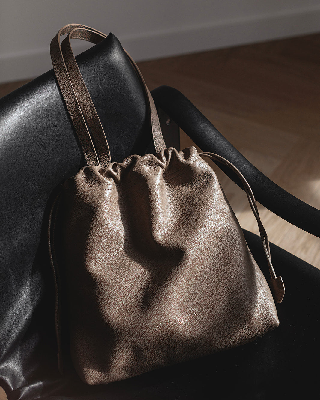 Bolso de piel para mujer Barro de Mimique en piel camel praliné de máxima calidad. Hecho de forma artesanal en España