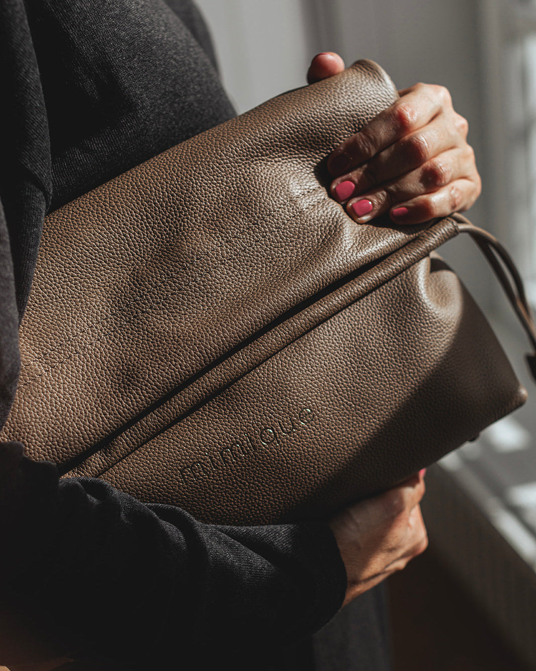 Tote bag o shopper de piel para mujer de gran capaciad Barro de Mimique en piel camel. Cómodo, ligero. Cierre seguro