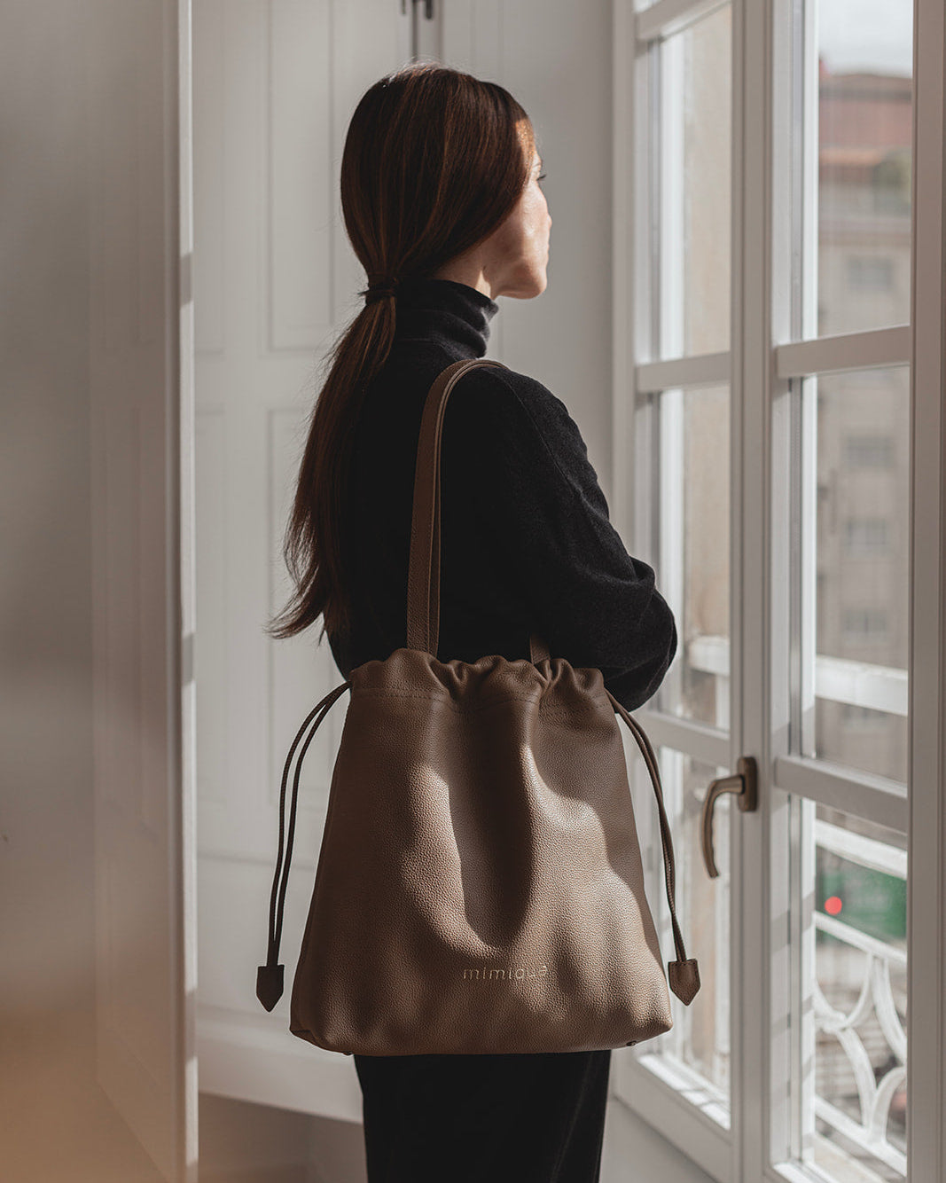 Bolso para mujer Barro de Mimique con diseño tote bag en piel camel praliné. Hecho a mano en España