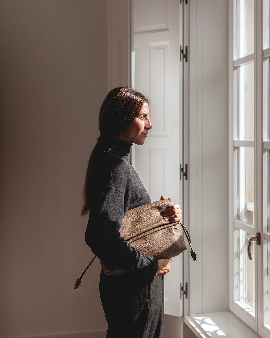 Bolso de piel para mujer de gran capaciad Barro de Mimique en piel camel. Cómodo, ligero, para llevar al hombro o en la mano