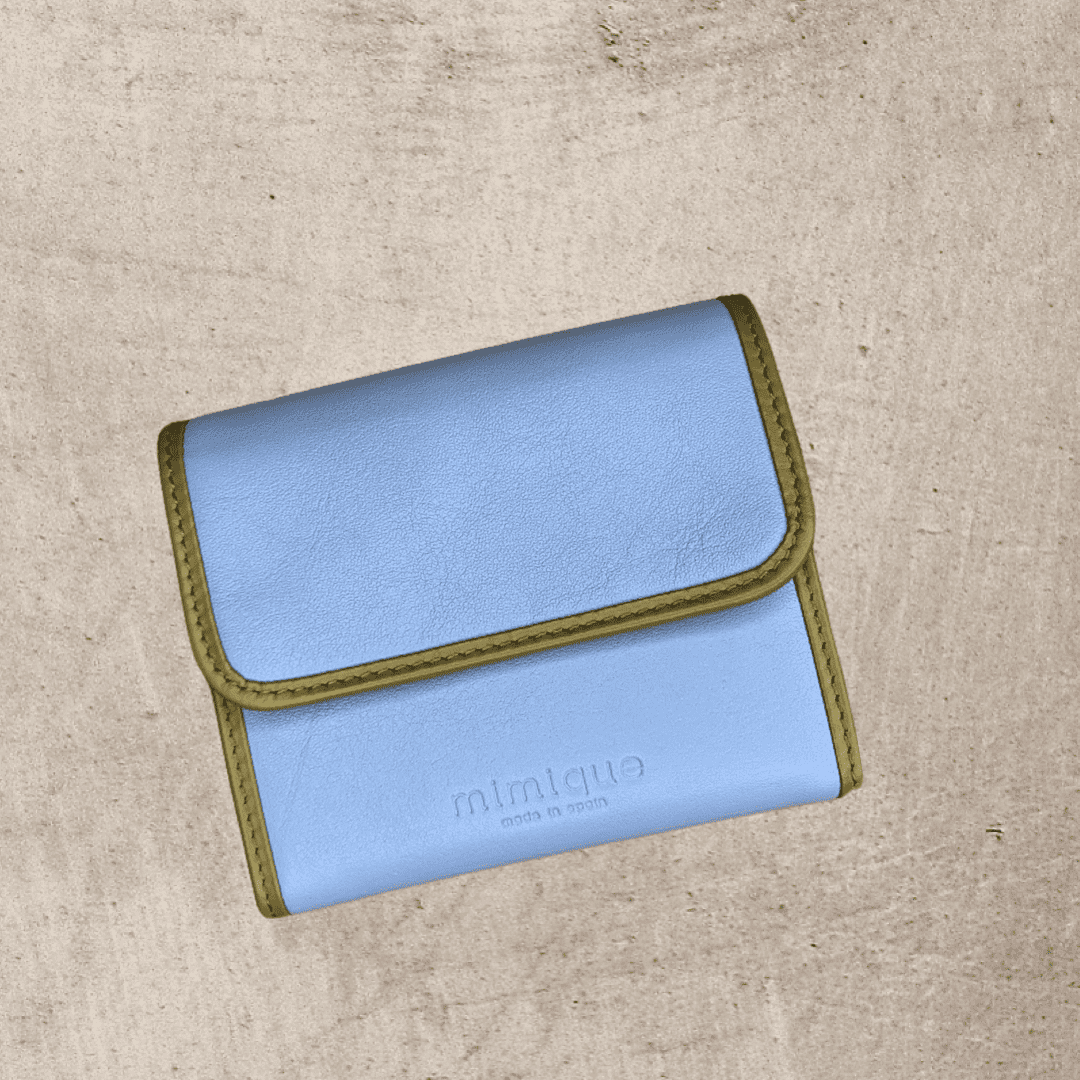 Cartera compacta de gran capacidad Mimique en piel azul cielo y verde oliva hecha a mano en España