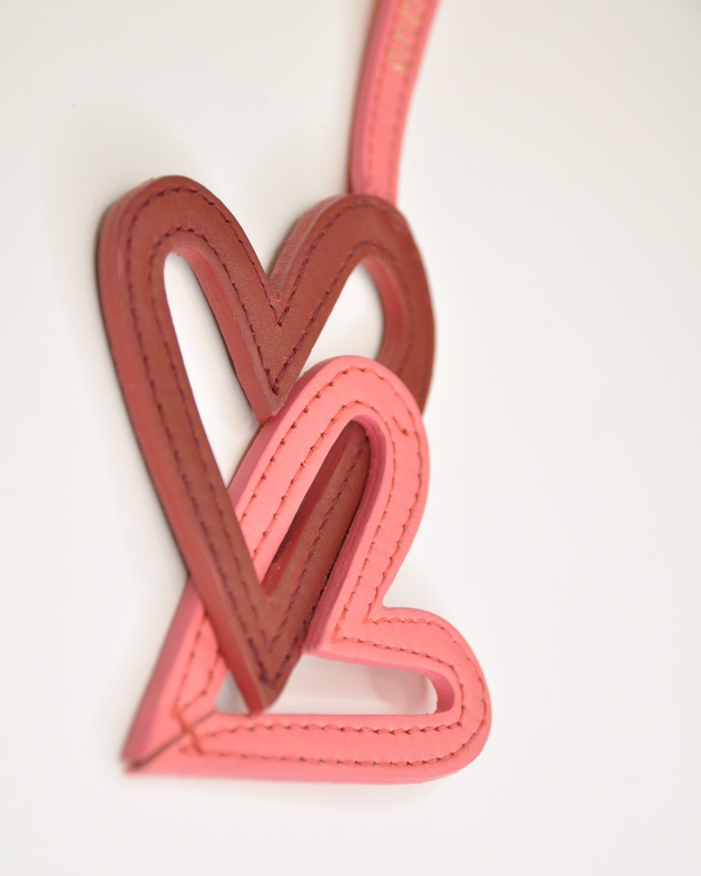 Charm llavero de piel alta calidad Mimique corazones rosa rojo para colgar. Made in Spain