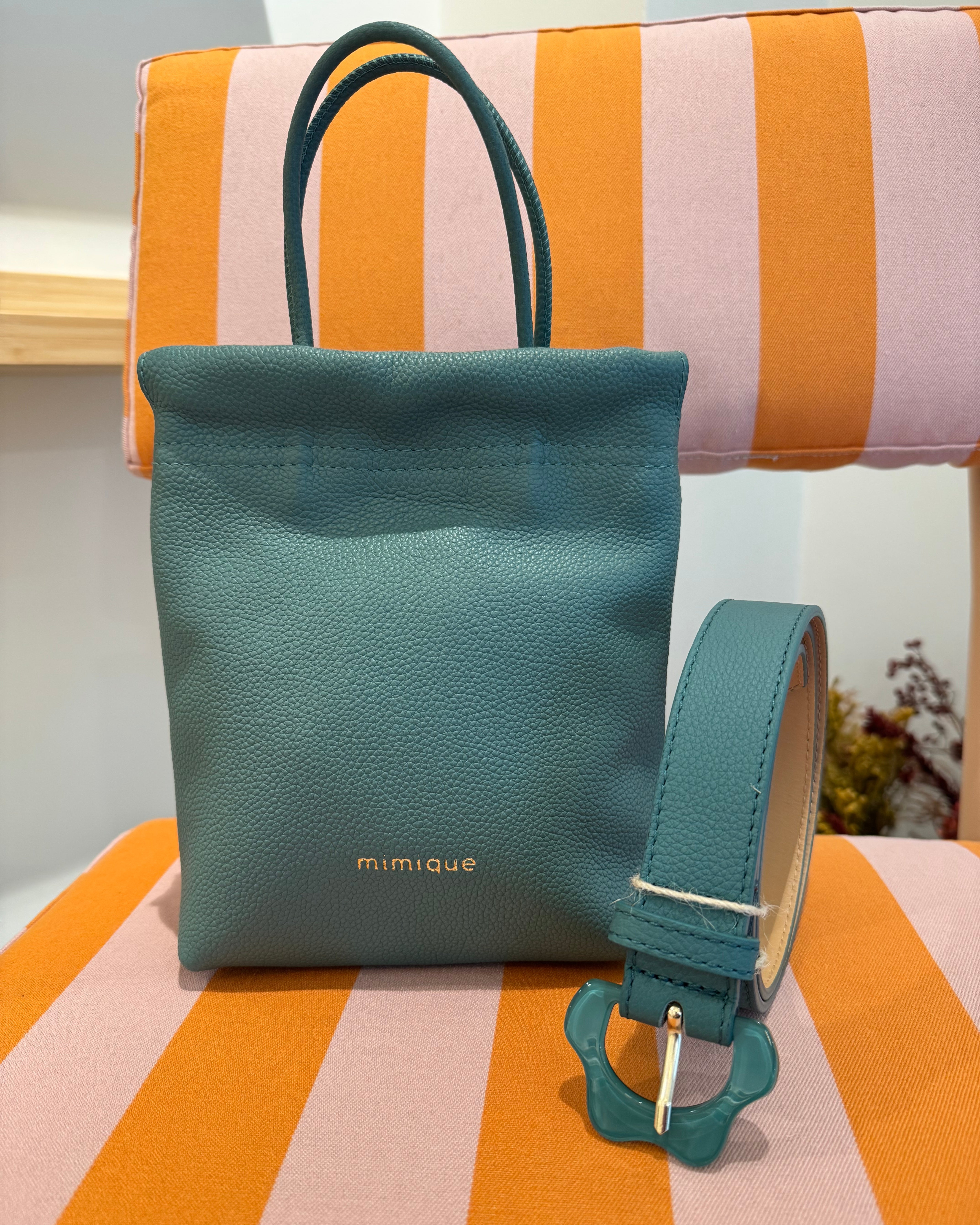 Arnao aguamarina Mimique cinturón de piel azul verde ara mujer made in spain con atemporal y resistente hebilla de flor al tono