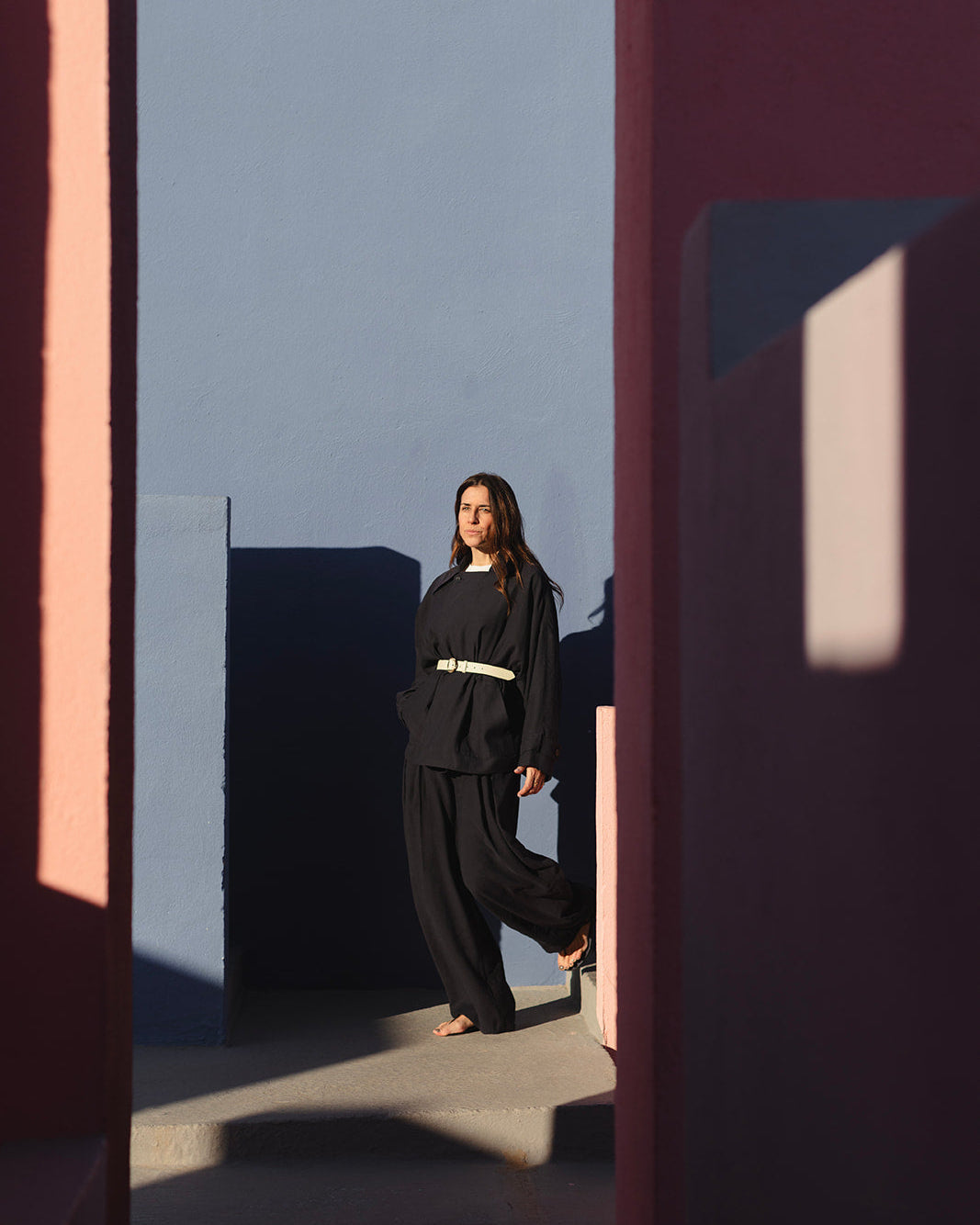 Cinturón de piel crema para mujer Ballota, hecho a mano en España con piel de alta calidad y hebilla redonda. Diseño elegante y resistente