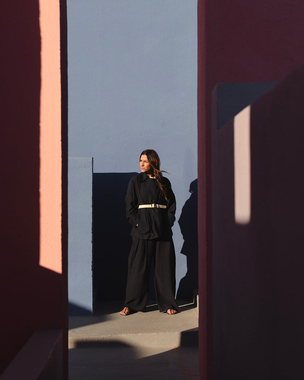 Cinturón de piel para mujer color crema Ballota de Mimique, hecho en España, con hebilla redonda y diseño atemporal