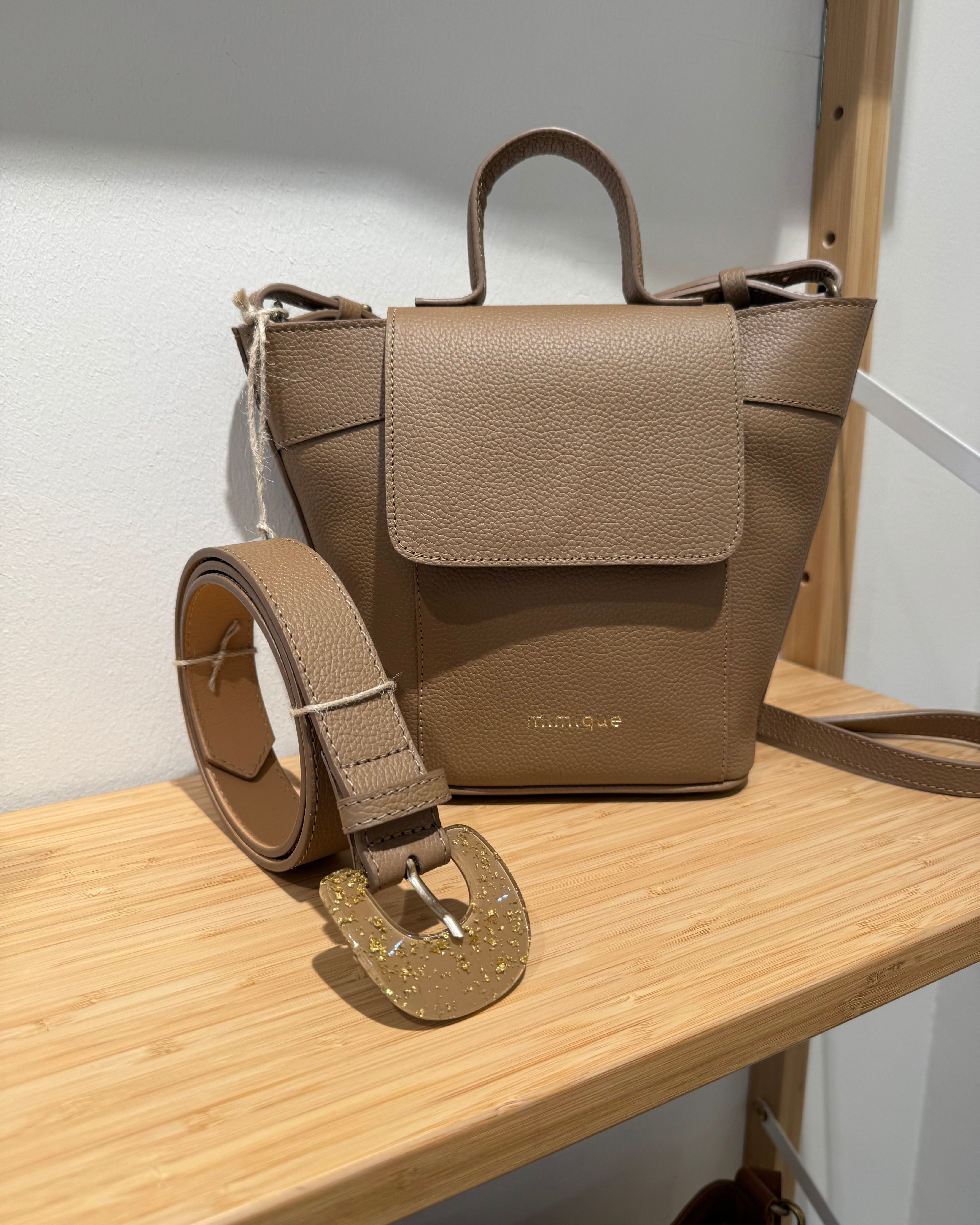 Buelna camel praliné cinturón de piel para mujer de Mimique hecho a mano en España hebilla metacrilato con detalles dorados