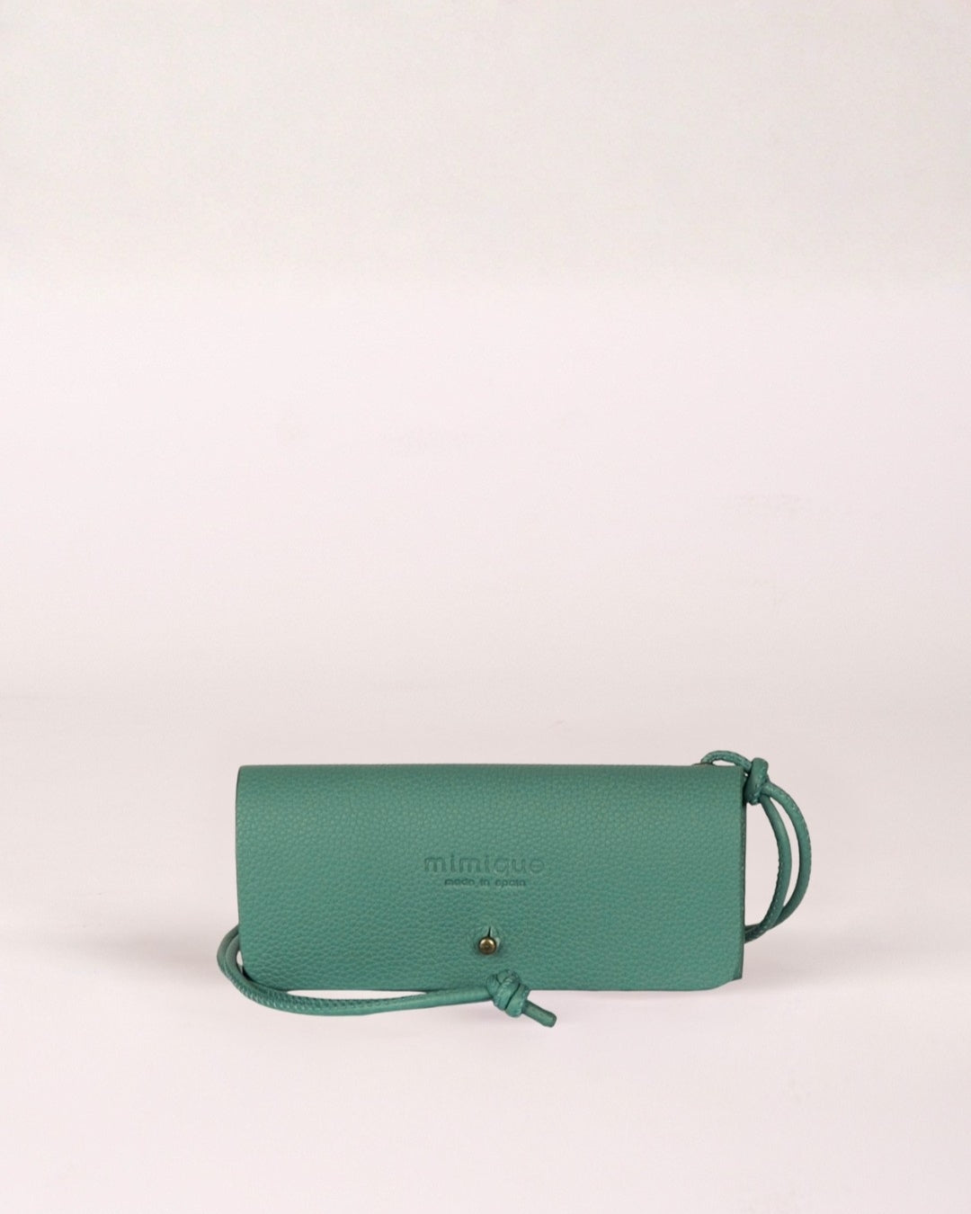 Funda de gafas de piel Mimique, color verde azul aguamarina. Hecho a mano en España. Diseño minimalista, cómodo y elegante. Gran calidad. Lleva un cordón para poder colgarla al cuello o bolso