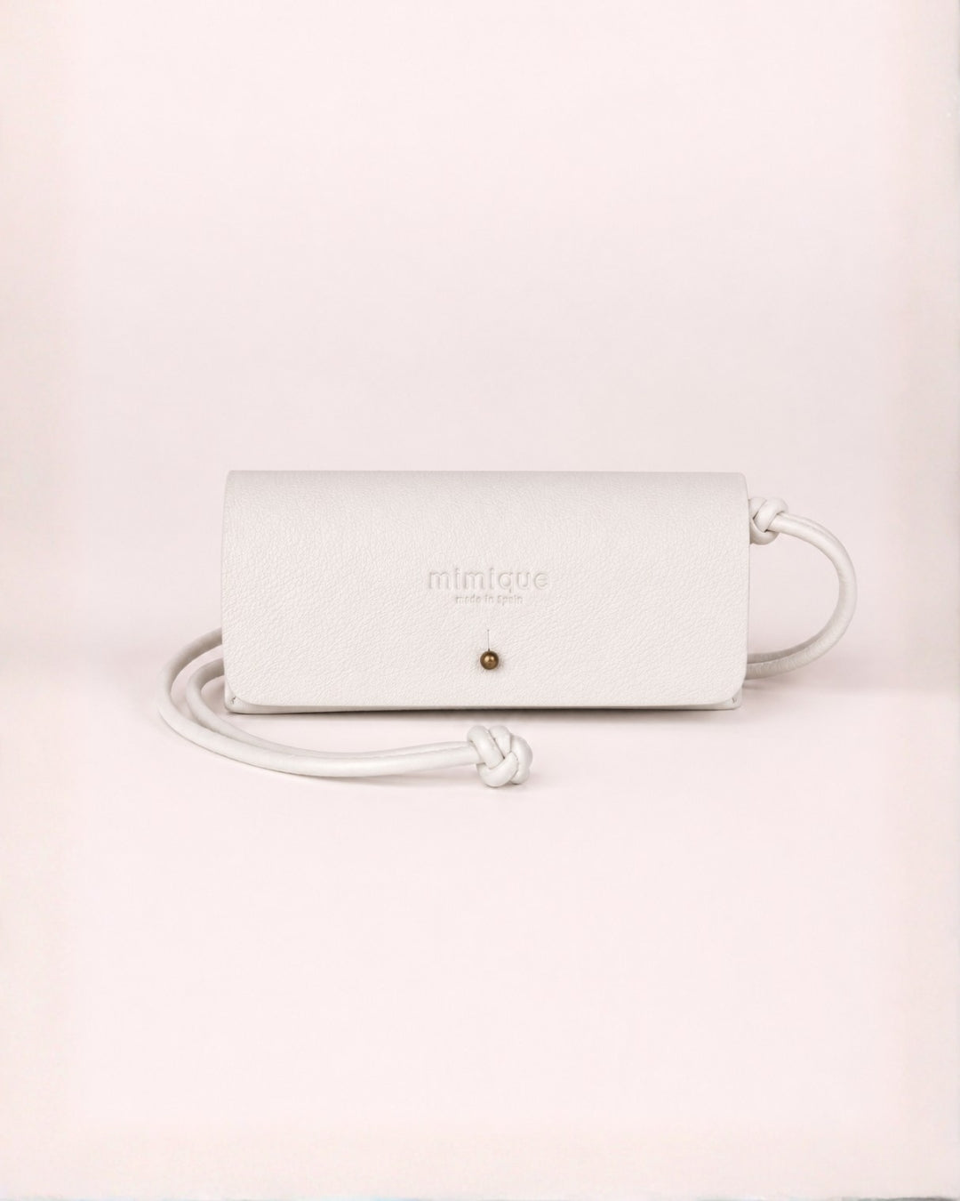 Funda de gafas crema mantequilla de piel premium Mimique para colgar cómoda y segura hecha en España