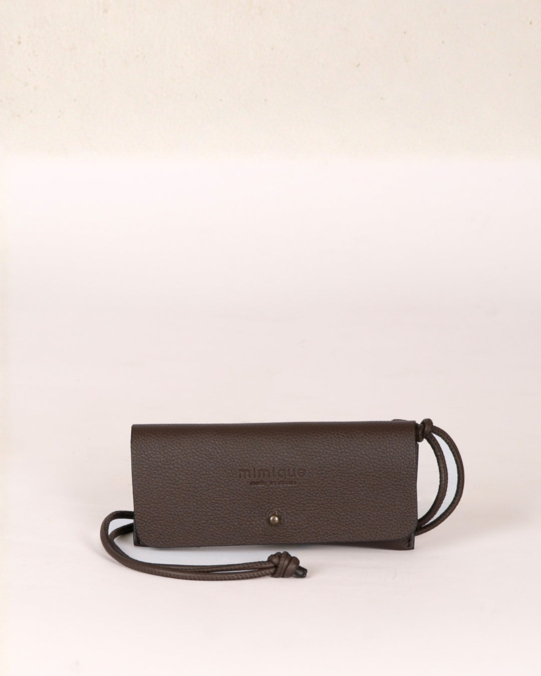 Funda de gafas de piel marrón chocolate mimique con cordón para colgar calidad made in Spain