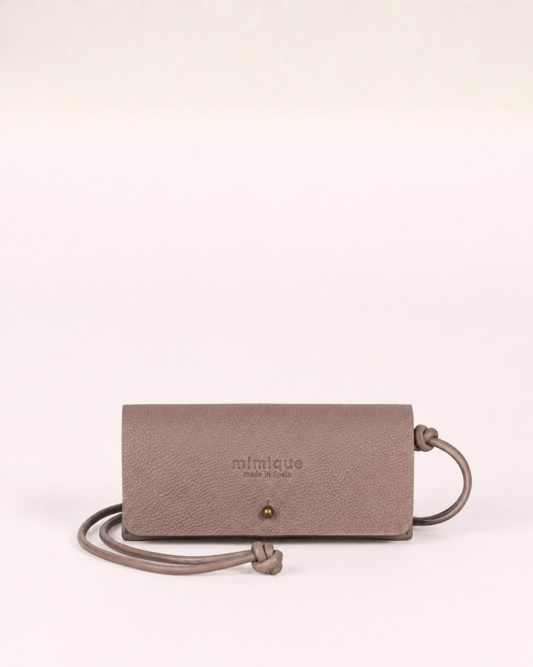 Funda de gafas de piel Mimique made in Spain. Color camel praliné. Diseño minimalista, cómodo, ligero y elegante. Con cordón ajustable para poder colgar al cuello o bolso