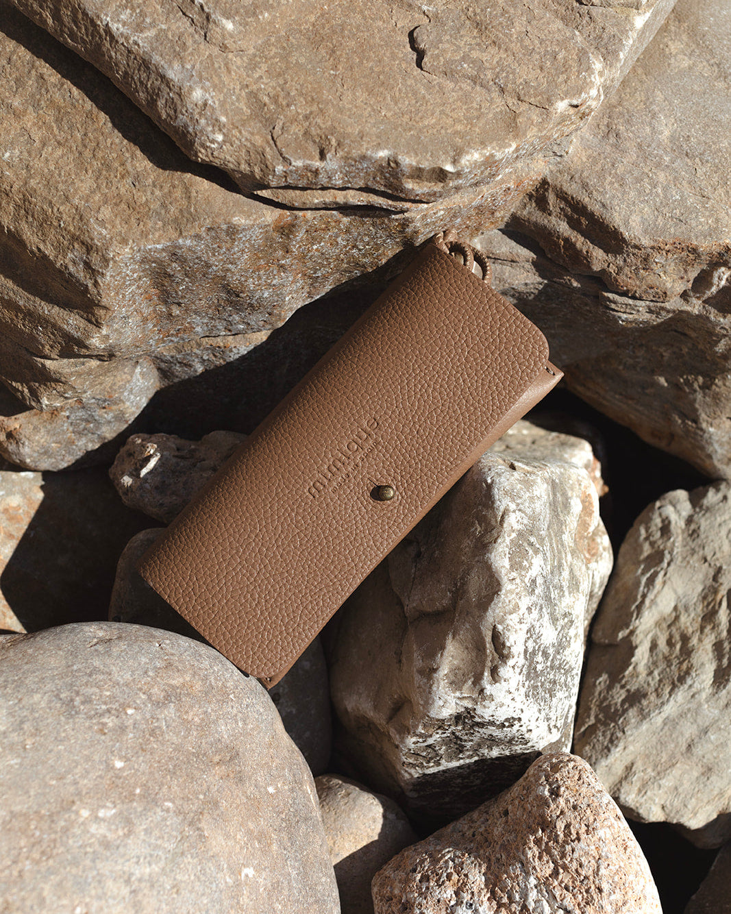 Funda de gafas de piel Mimique. Color camel praliné. Cómoda, ligera y elegante. Con cordón para poder colgar al cuello o bolso. Hecha en España