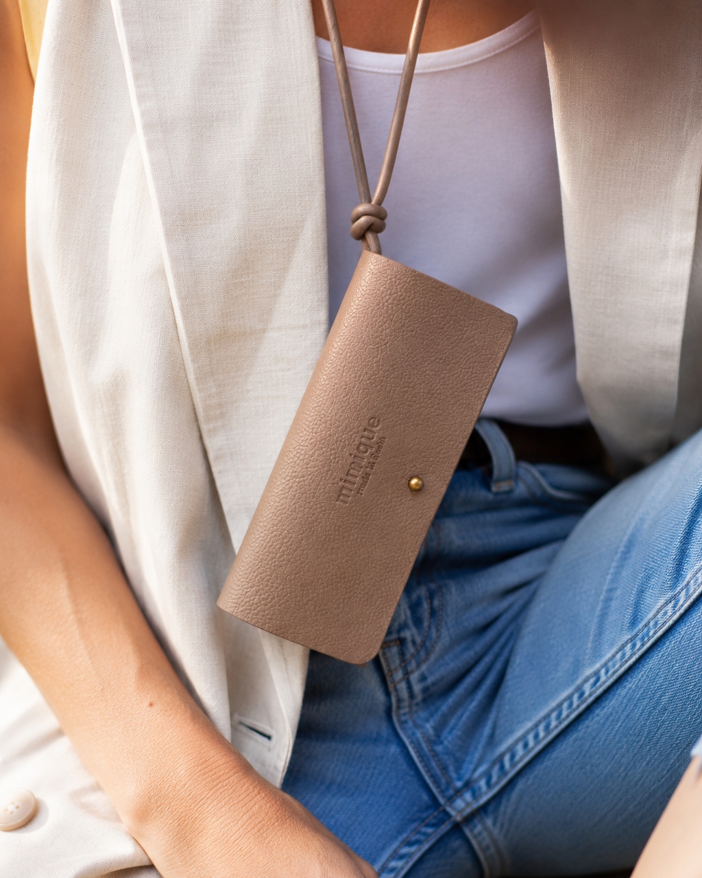 Funda de gafas camel praliné Mimique en piel premium ligera y resistente compatible con todas las gafas
