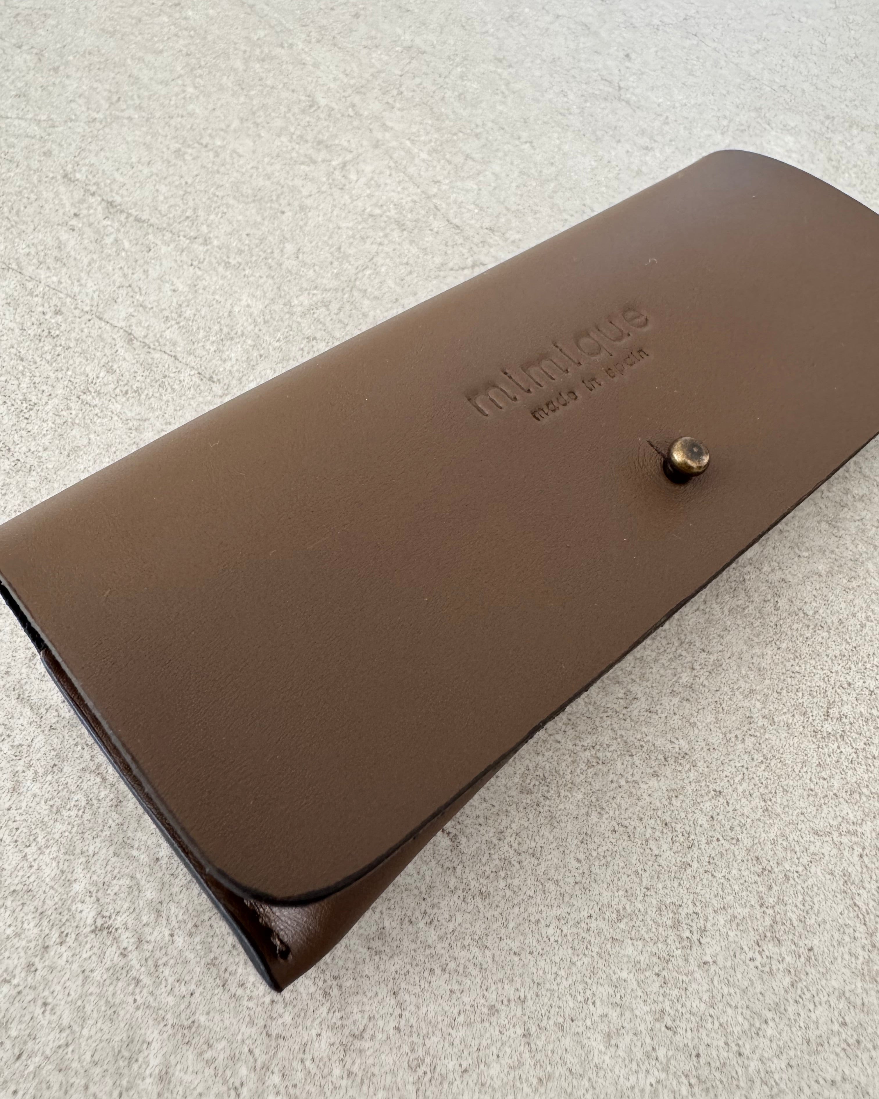 Funda de gafas Mimique en piel color topo marrón cómoda ligera y resistente made in Spain