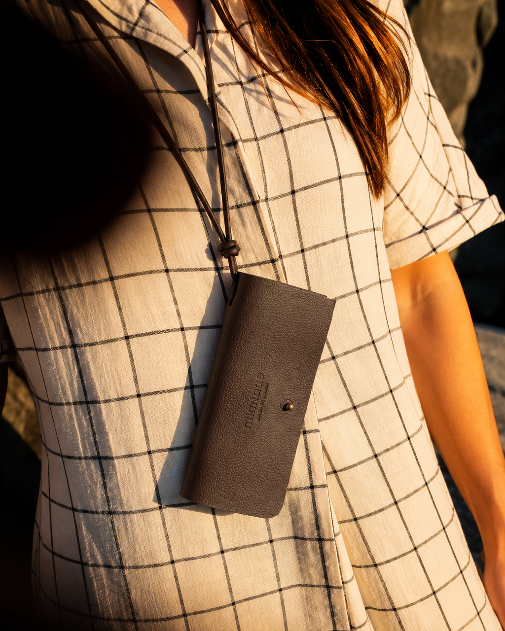 Funda de gafas Mimique en piel topo de máxima calidad con cordón para colgar made in Spain
