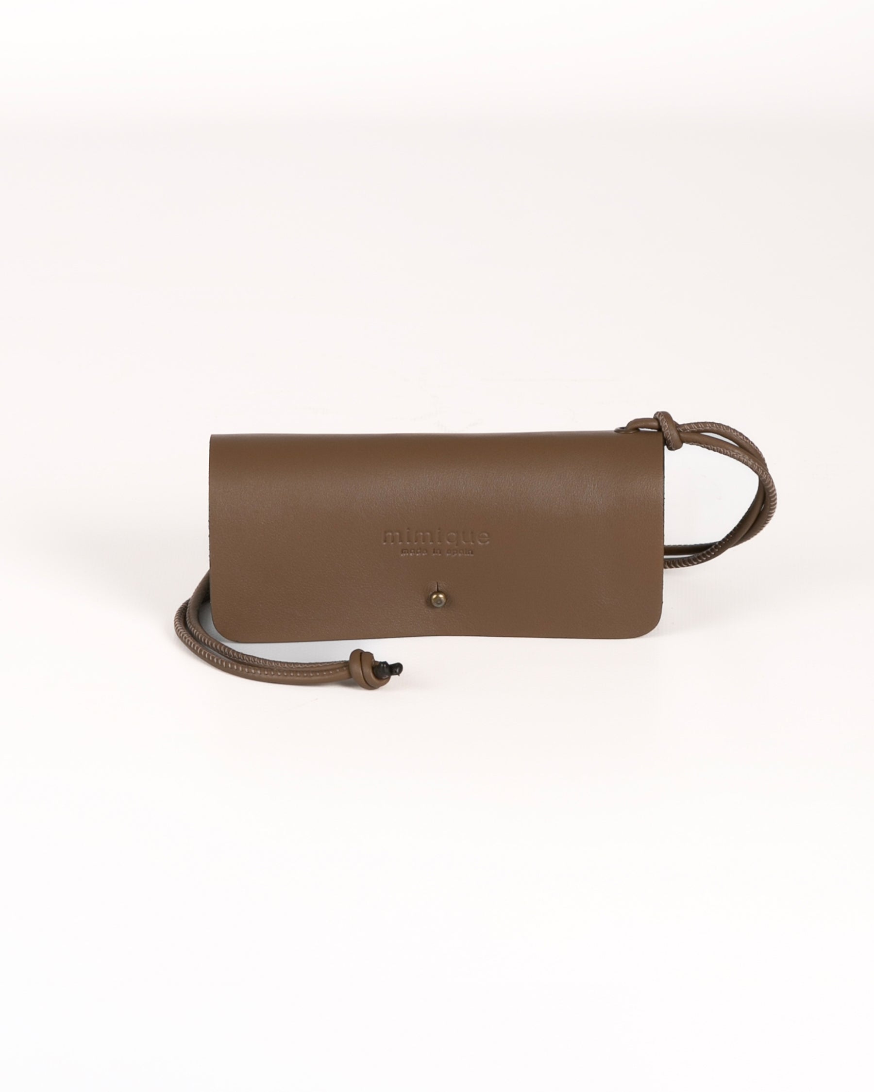 Funda de gafas Mimique de piel color topo marrón hecha a mano en España. Para todas las gafas