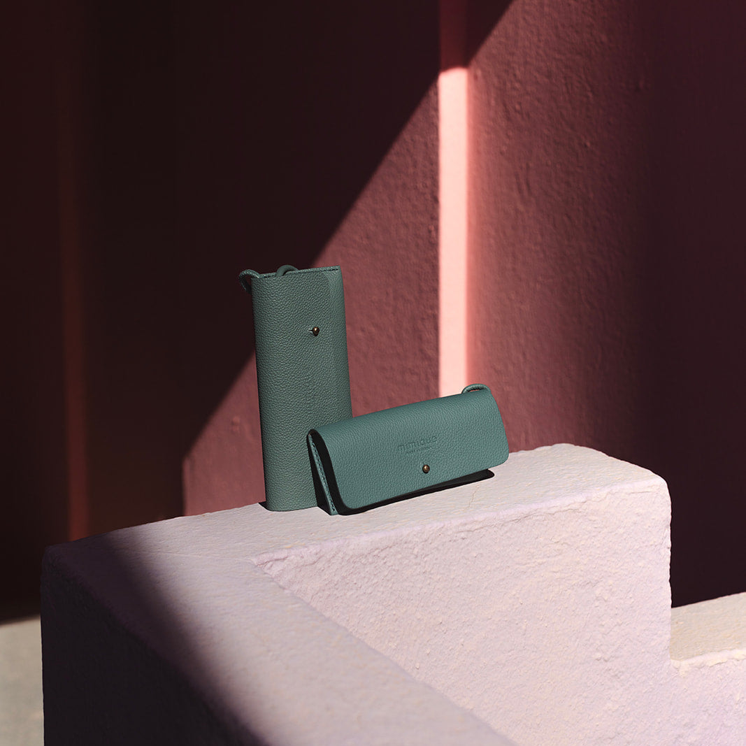 Funda de móvil de piel de Mimique. Cómoda, ligera y de gran capacidad. Con asa cordón regulable. Made in Spain. Color verde