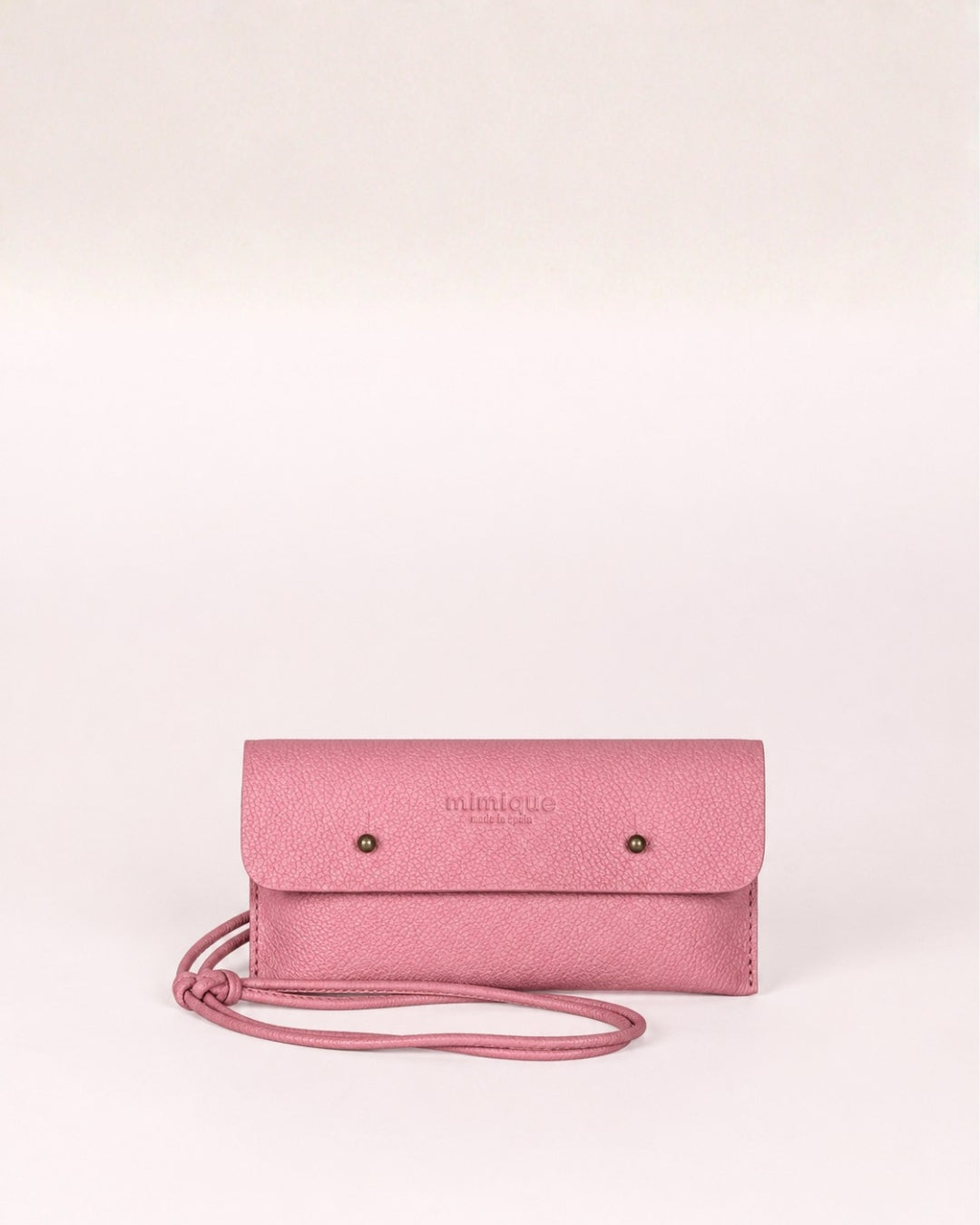 Funda de móvil de piel rosa salmón caballa Mimique con cordón regulable bandolera made in Spain