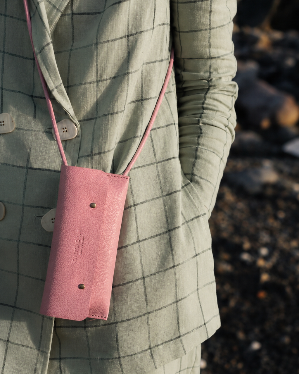 Funda de móvil salmón caballa con cordón para colgar regulable hecha a mano en España Mimique