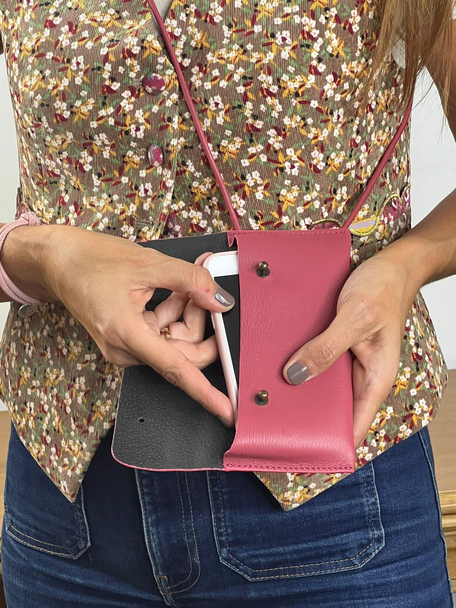 Funda de piel con capacidad para todos los móviles Mimique y cordón regulable para colgar made in Spain