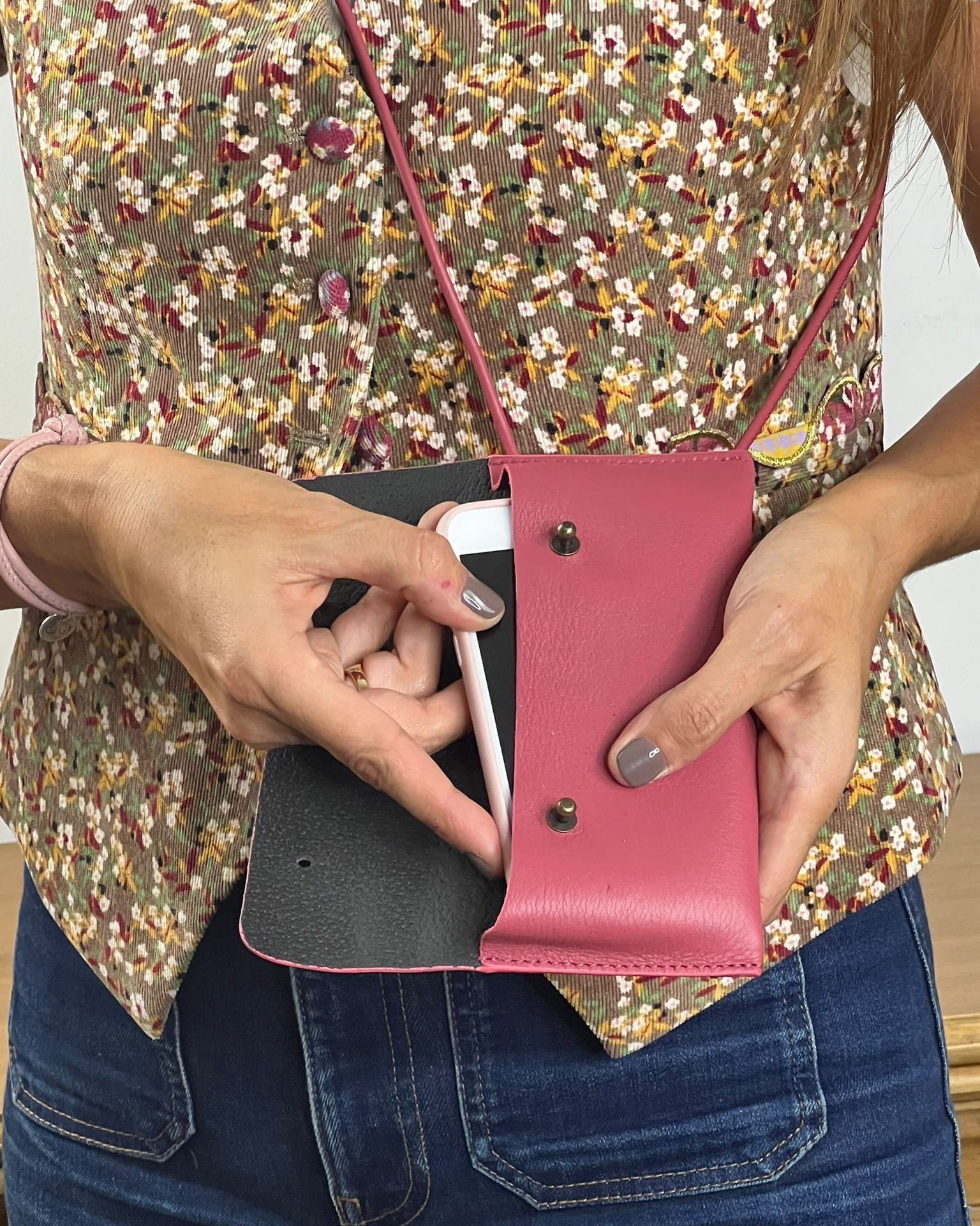 Funda de piel con capacidad para todos los móviles Mimique y cordón regulable para colgar made in Spain