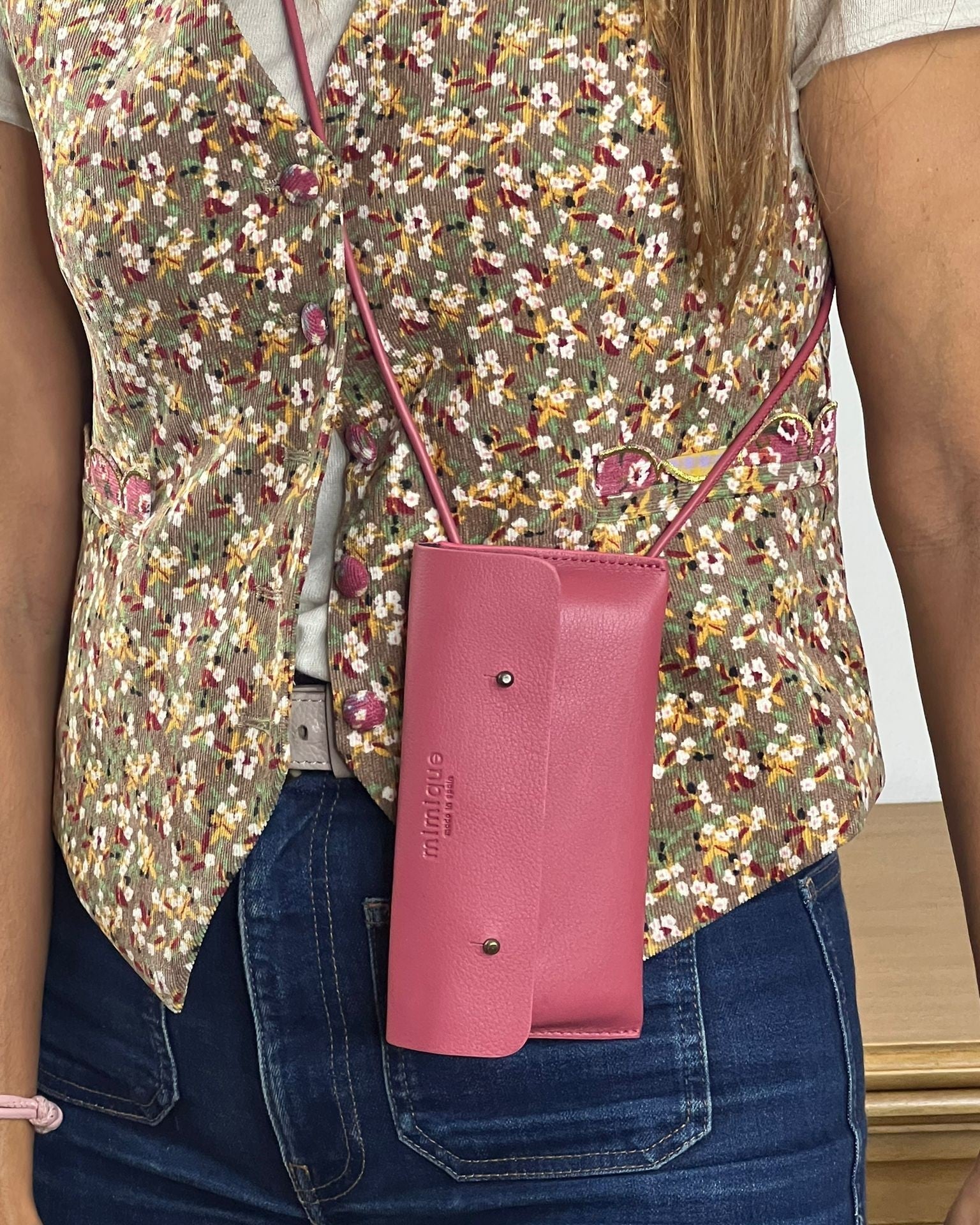 Funda de móvil Mimique con cordón ajustable para colgar en bandolera color rosa frambuesa made in Spain