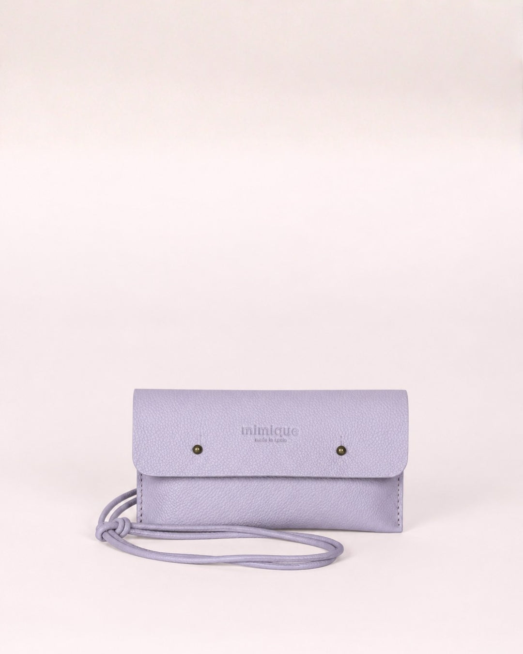 Funda de móvil lavanda de Mimique en piel de gran calidad con cordón regulable para colgar cómoda y segura