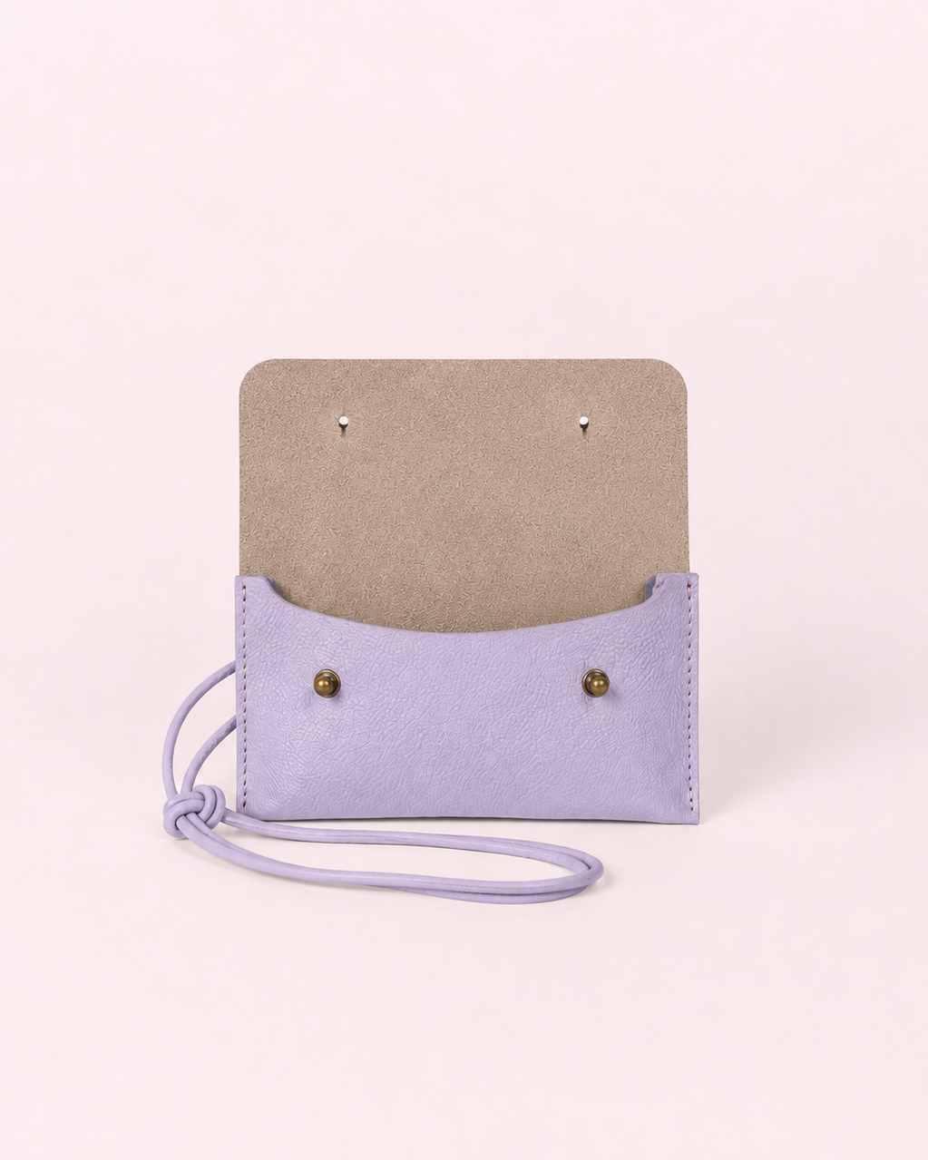 Funda de móvil en piel lavanda Mimique con forro interior suave y acolchado hecha a mano en España