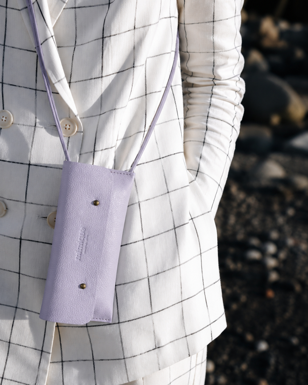 Funda de móvil lavanda en piel de gran calidad con cordón ajustable par a colgar Mimique made in Spain