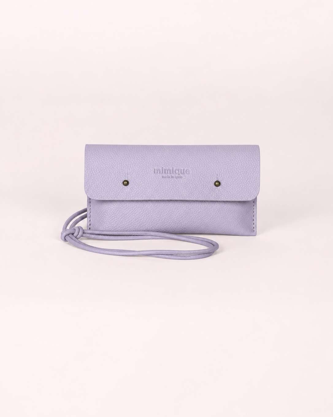 Funda de móvil lavanda de Mimique en piel de gran calidad con cordón regulable para colgar cómoda y segura