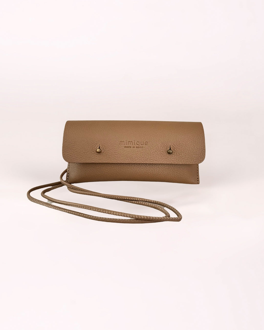 Funda de móvil de piel color moka de Mimique. Hecha de forma artesanal en España en piel de la mejor calidad. Perfecta para llevar al cuello, en bandolera o colgar. Entran todos los móviles. Cómoda y ligera