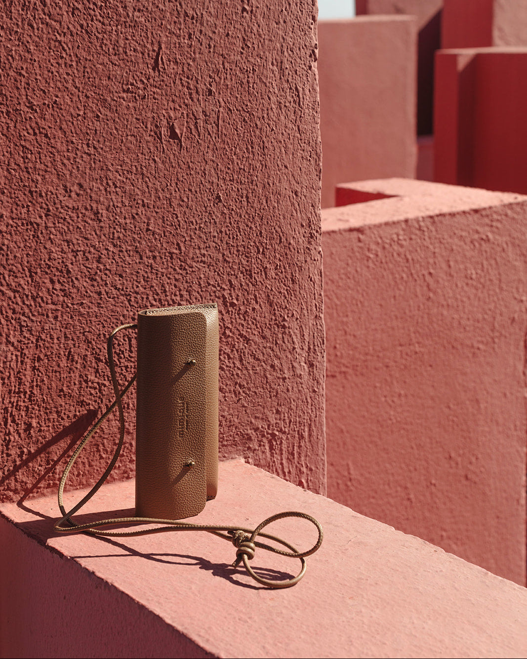 Funda de móvil color camel praliné de Mimique. Made in Spain. Piel de alta calidad. Bandolera regulable. Cómoda y ligera