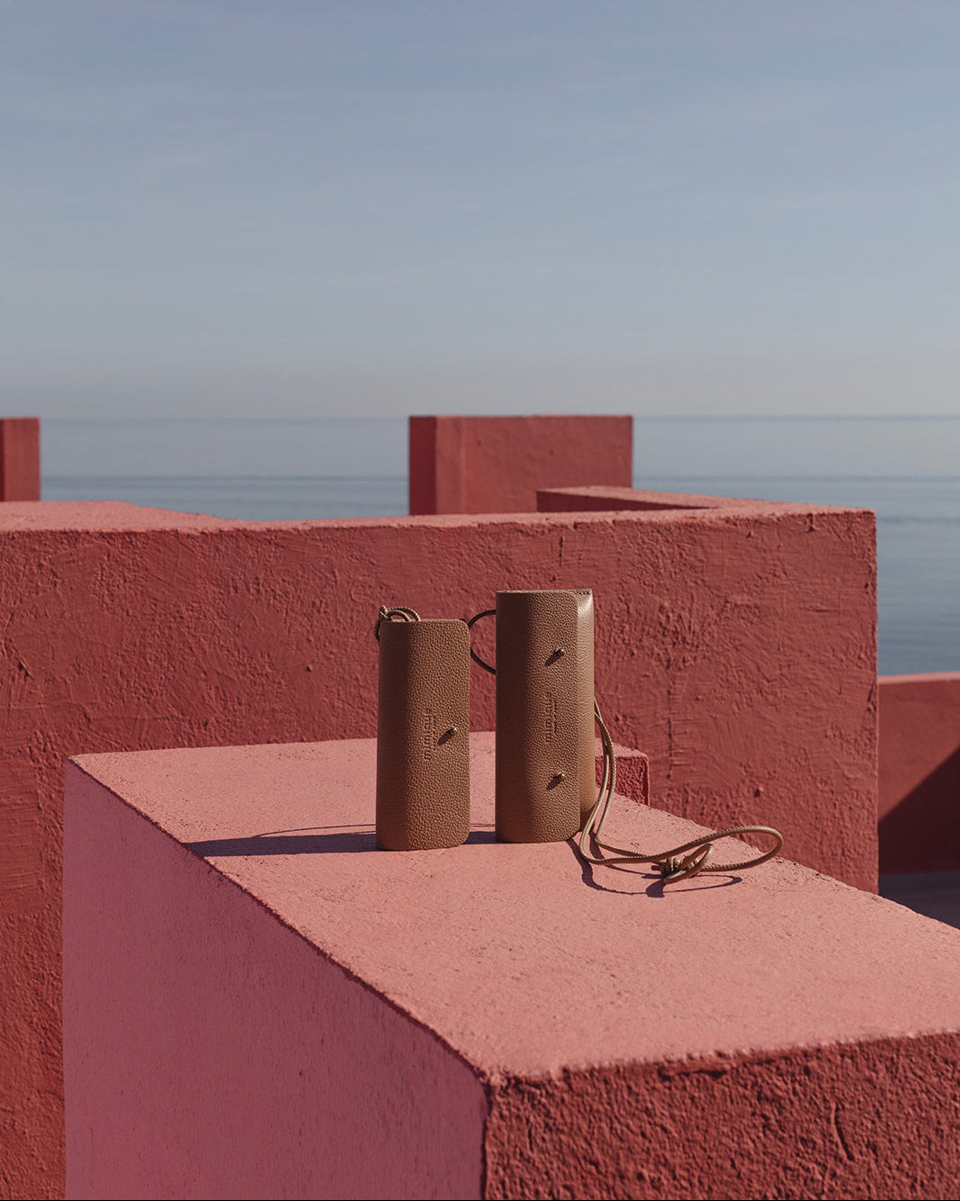 Funda de gafas de piel Mimique de gran calidad y capacidad. Color camel praliné. Cómoda y ligera. Con cordón para colgar. Made in Spain