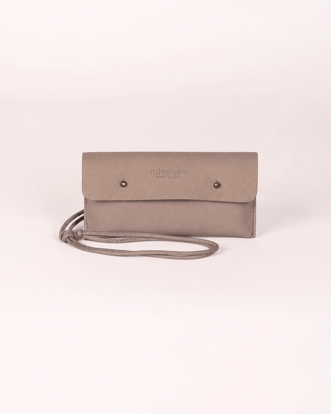 Funda de móvil de piel color camel praliné de Mimique. Hecha de forma artesanal en España. Perfecta para llevar al cuello, en bandolera o colgar. Cómoda y ligera