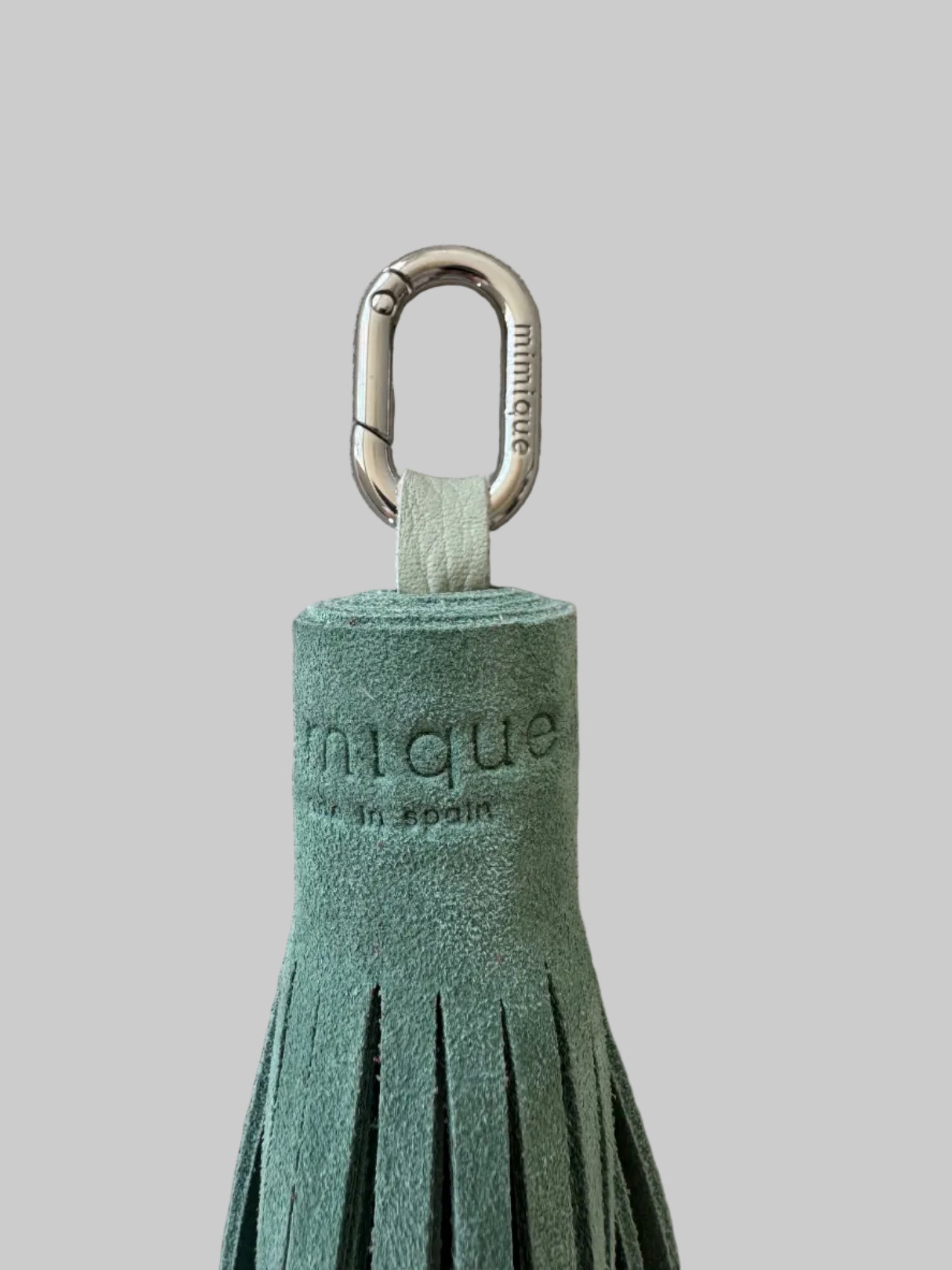 Llavero charm borla en piel serraje premium color verde esmeralda hecho de forma artesanal en España - Mimique