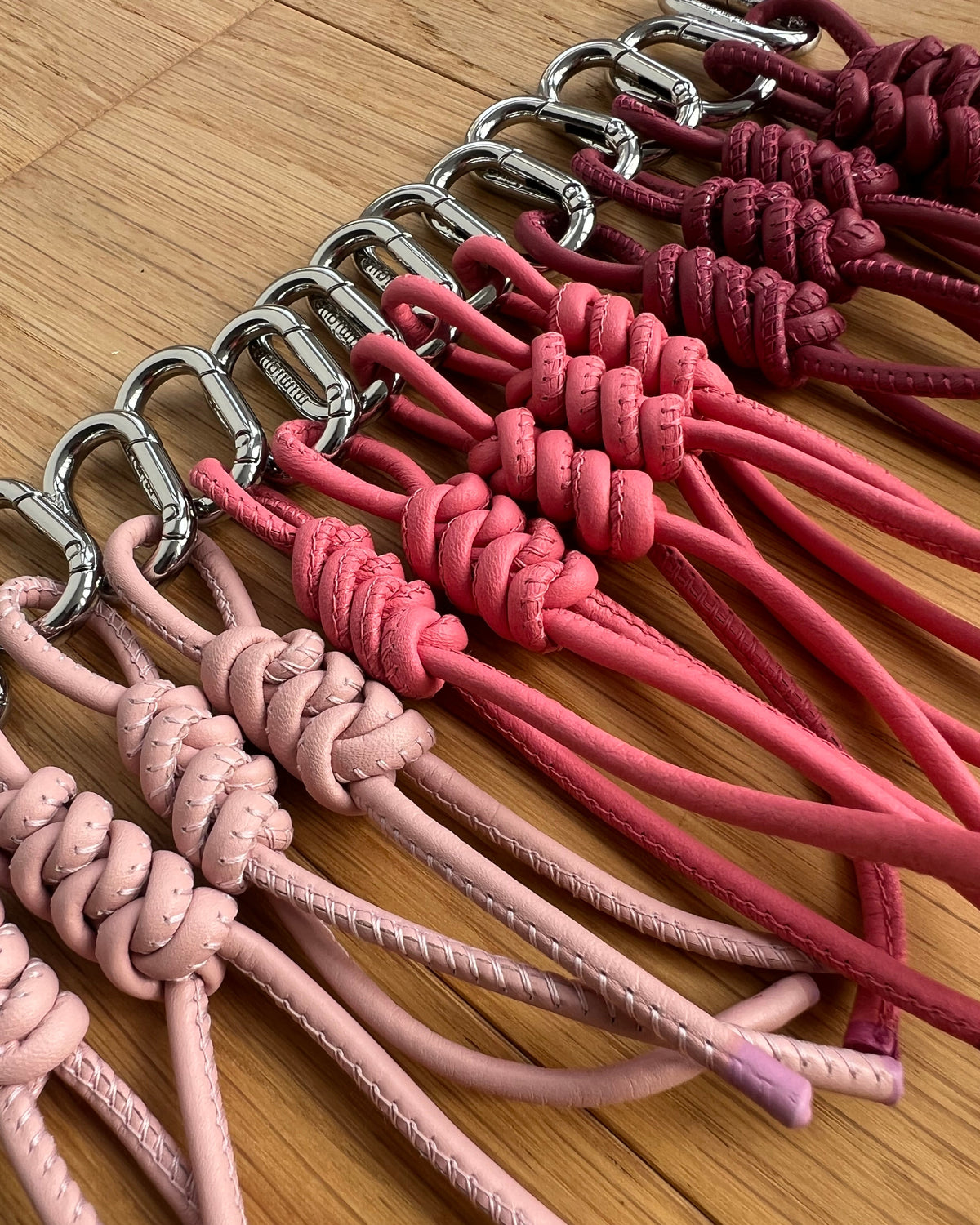 Llaveros de piel rosa Mimique para la lucha contra el cáncer de mama y diseño nudo espiga