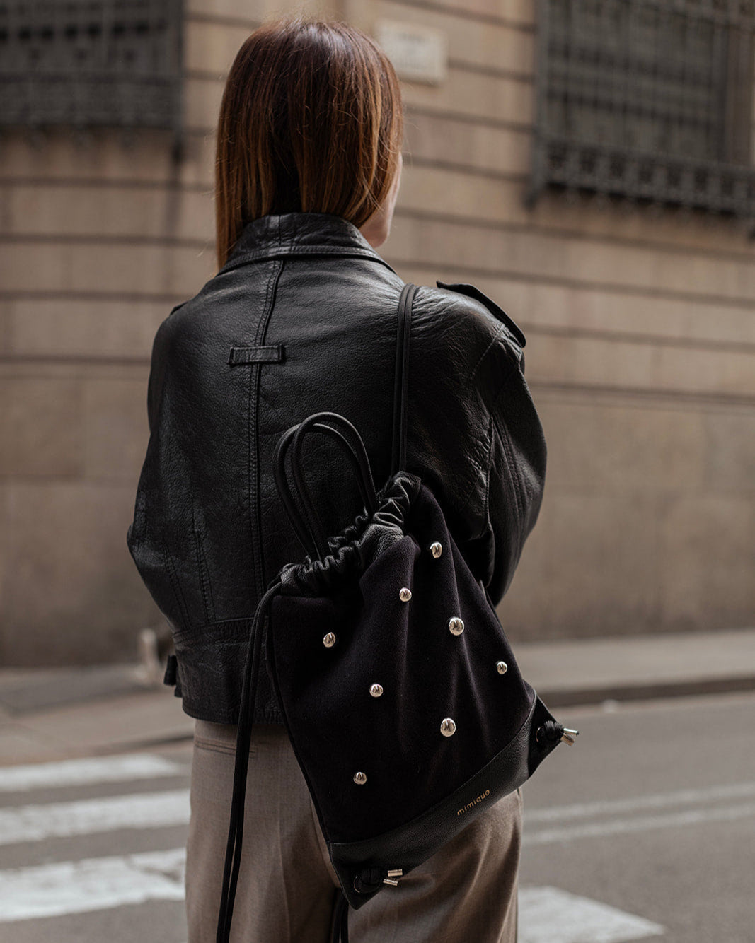 Mochila bolso de piel negra para mujer Tachuelas mini media bola de Mimique. Hecha de forma artesanal en España. Ligera y versátil