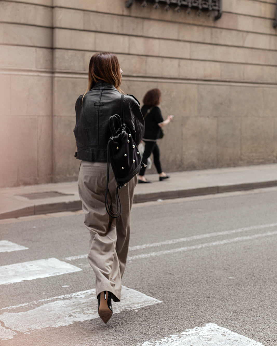 Mochila bolso de piel negra para mujer Tachuelas mini media bola de Mimique. Diseño versátil y atemporal. Hecha a mano en España.