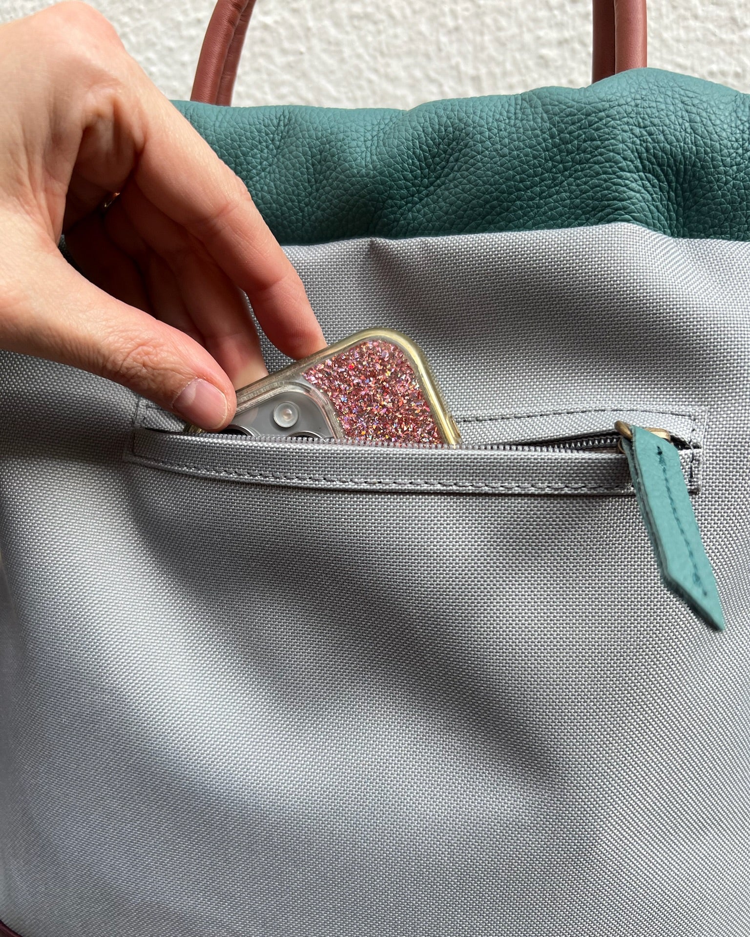 Mochila mujer Atalaya de Mimique burdeos y gris, combinación de piel y loneta impermeable, fabricación española y bolsillo con cremallera