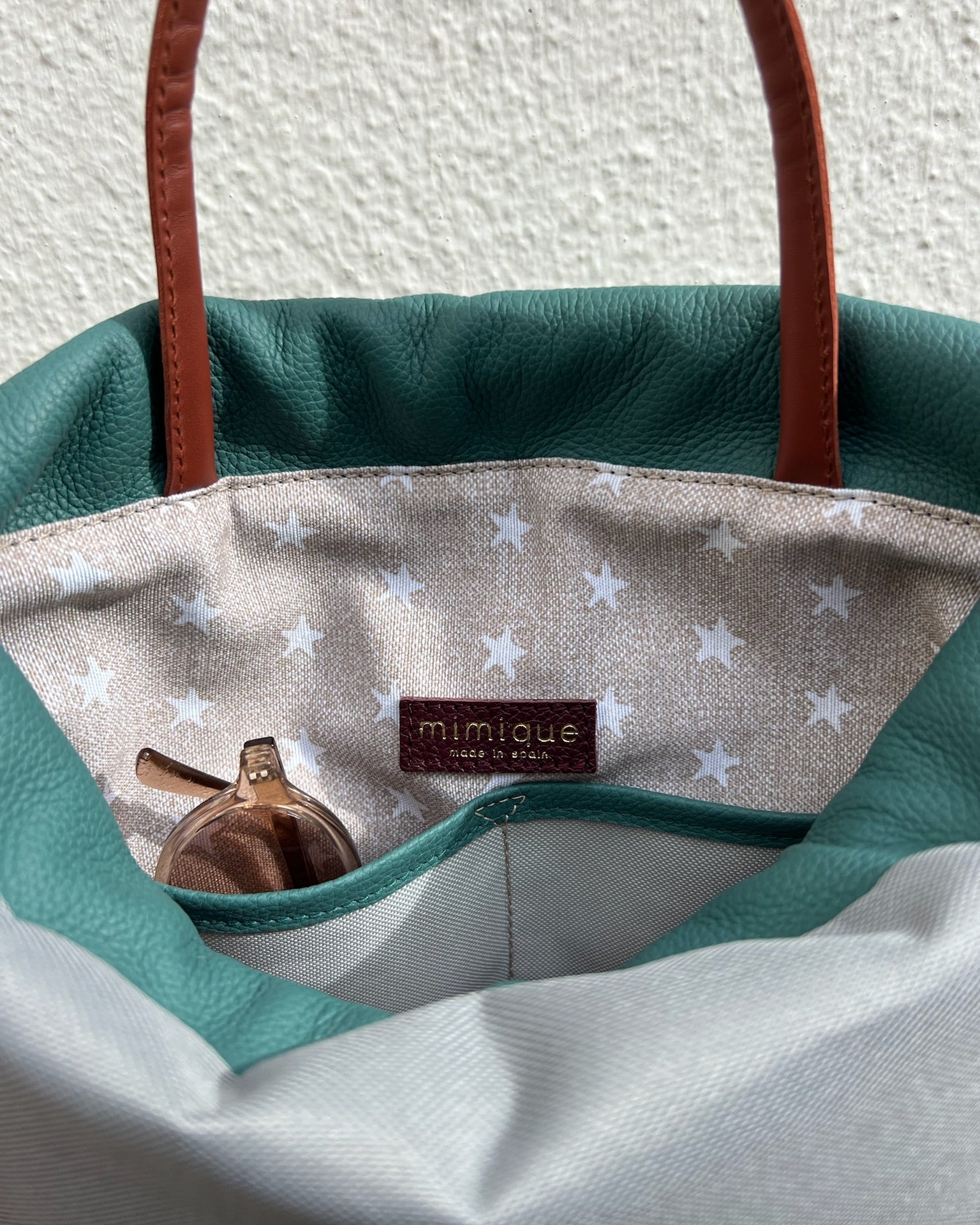 Mochila bolso Atalaya Mimique en piel y loneta impermeable burdeos y gris, diseño made in Spain, cómoda y ligera