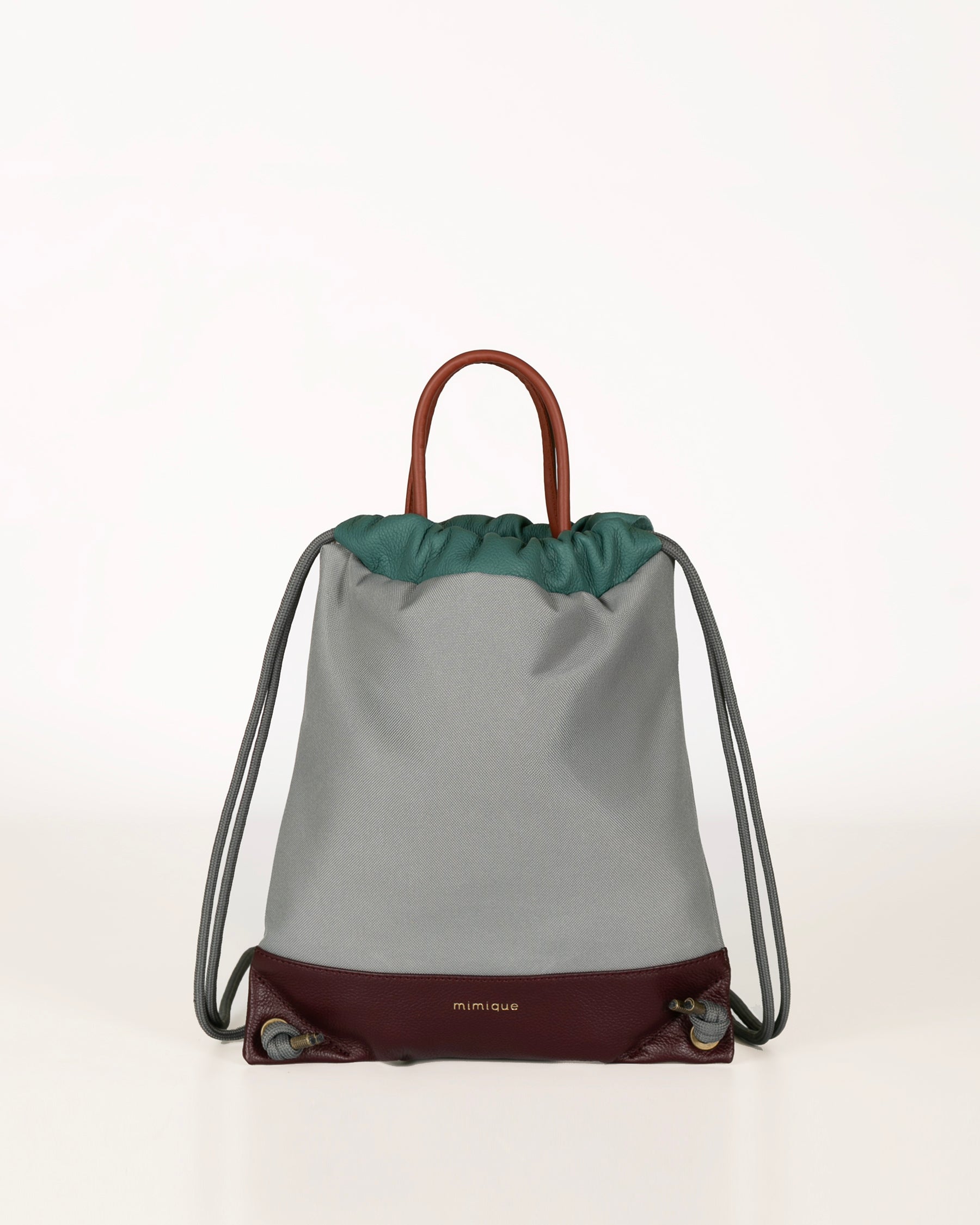 Mochila bolso de mujer Atalaya de Mimique en piel y loneta impermeable burdeos y gis. Diseño artesanal hecho en España. Cómoda, ligera y atemporal. Cierre seguro