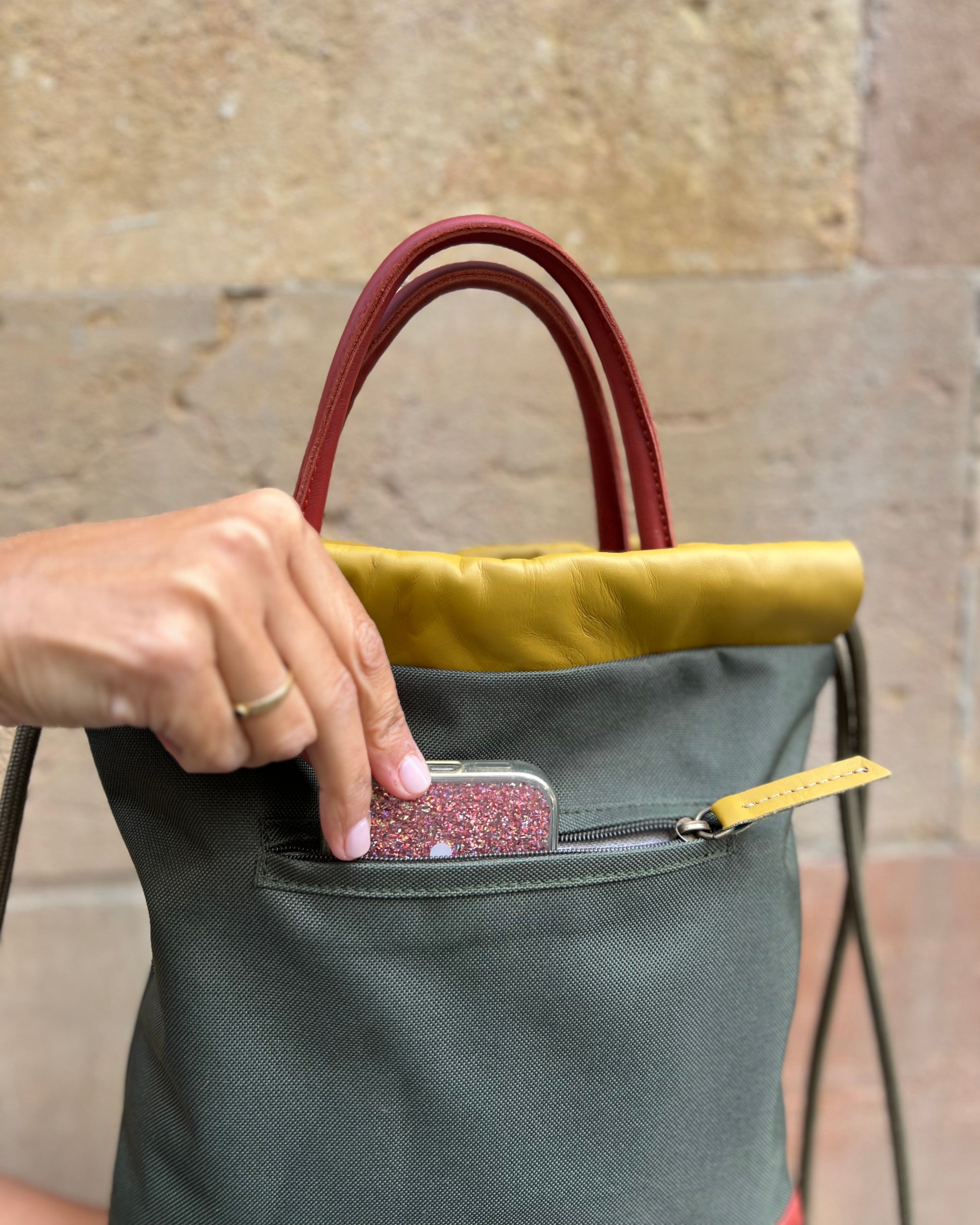 Bolso mochila impermeable para mujer ligera Atalaya de Mimique. Color verde caqui y mostaza. Alta calidad Made in Spain