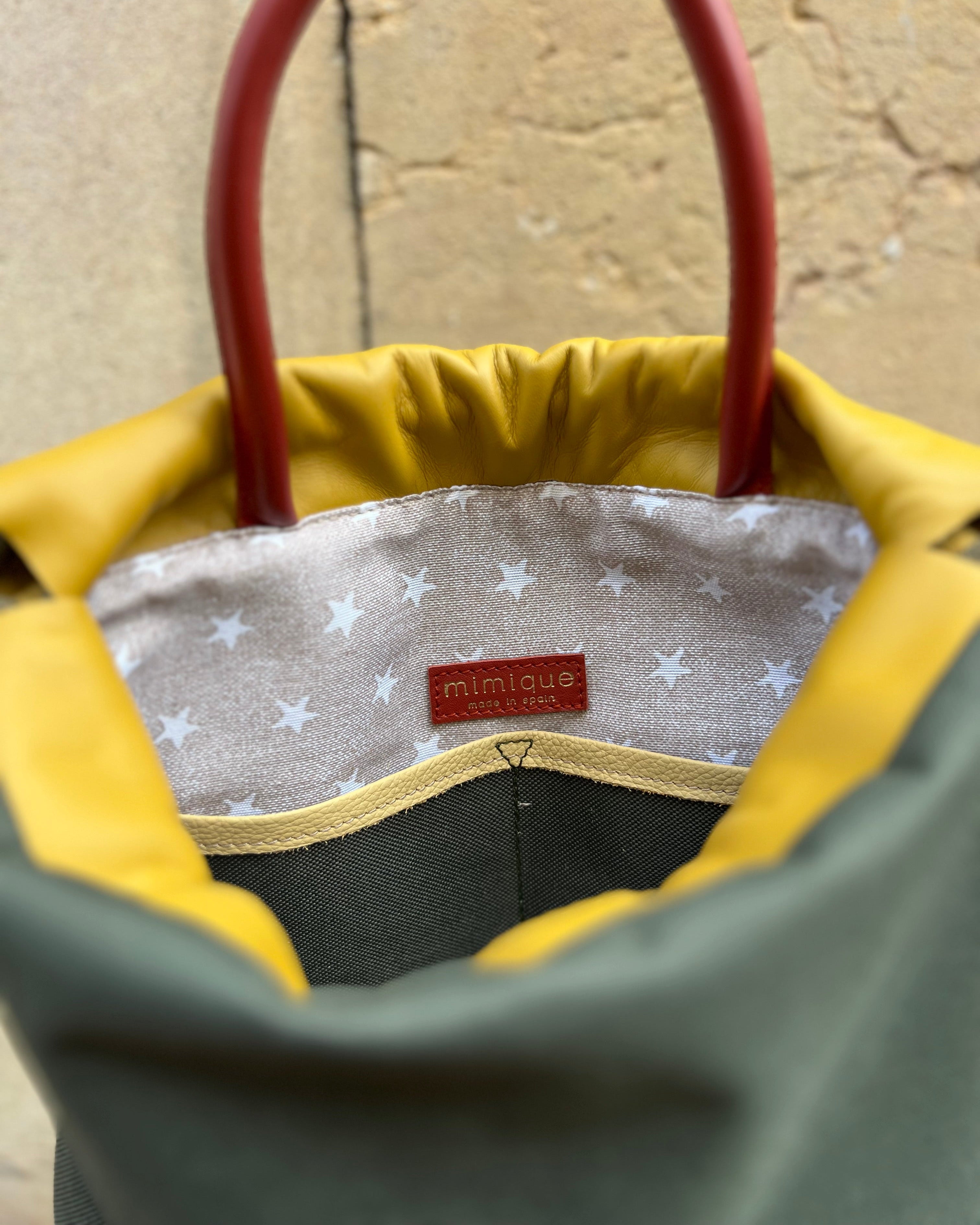 Bolso mochila impermeable para mujer ligera Atalaya de Mimique. Color verde caqui y mostaza. Alta calidad Made in Spain