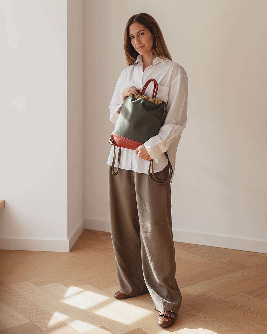 Bolso mochila impermeable para mujer ligera Atalaya de Mimique. Color verde caqui y mostaza. Alta calidad Made in Spain