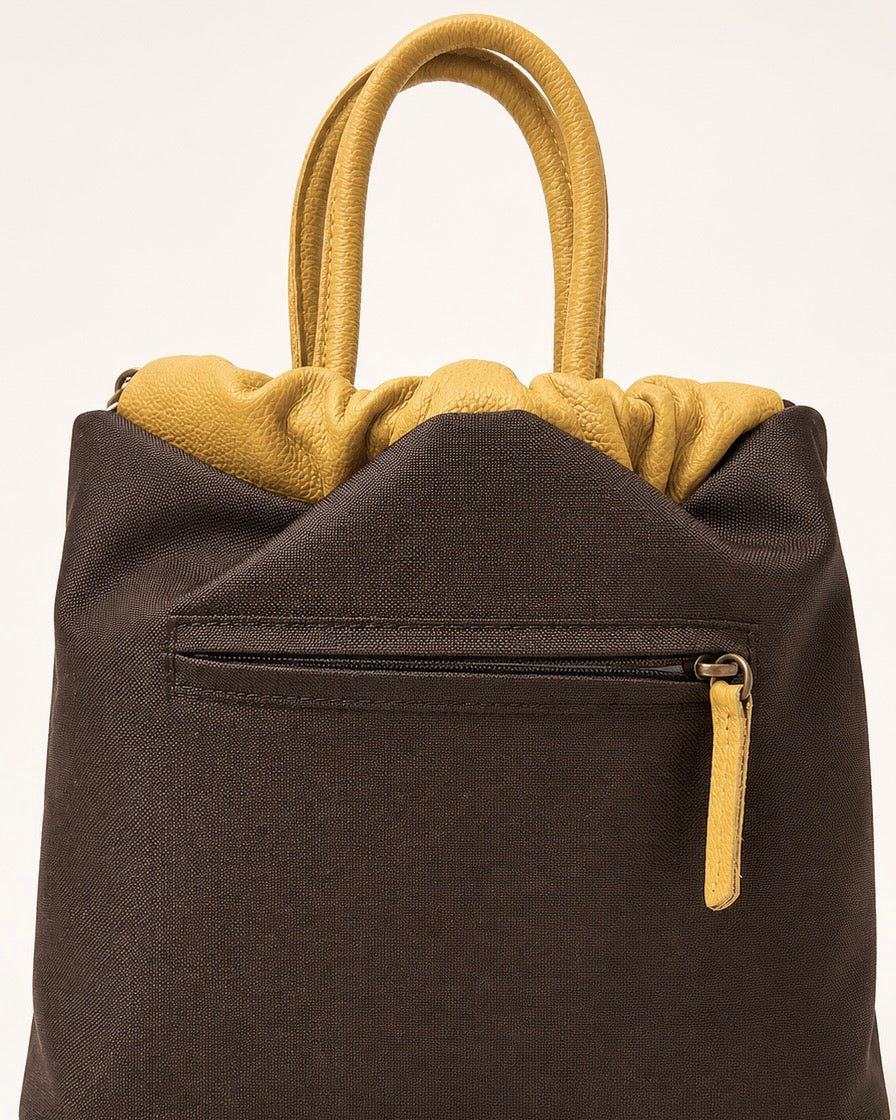 Mochila Atalaya Mimique made in Spain en loneta y piel chocolate con bolsillo exterior con cremallera