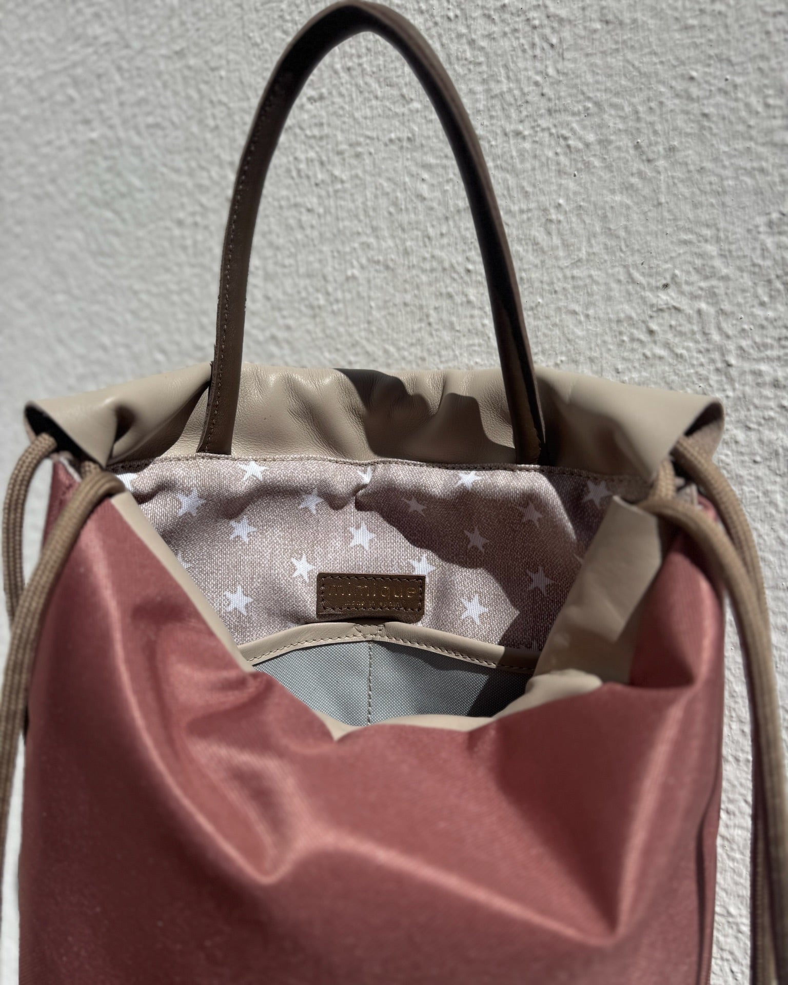 Mochila bolso mujer mediana Atalaya de Mimique cómoda, ligera y segura en piel y loneta rosa made in Spain