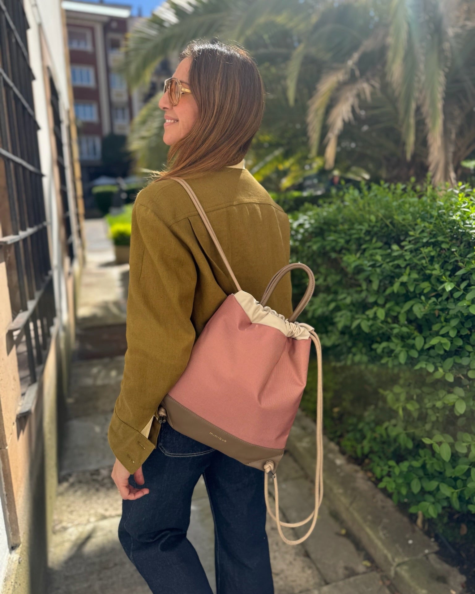 Mochila bolso pequeña Atalaya de Mimique urbana en piel y lona impermeable rosa artesanal en España