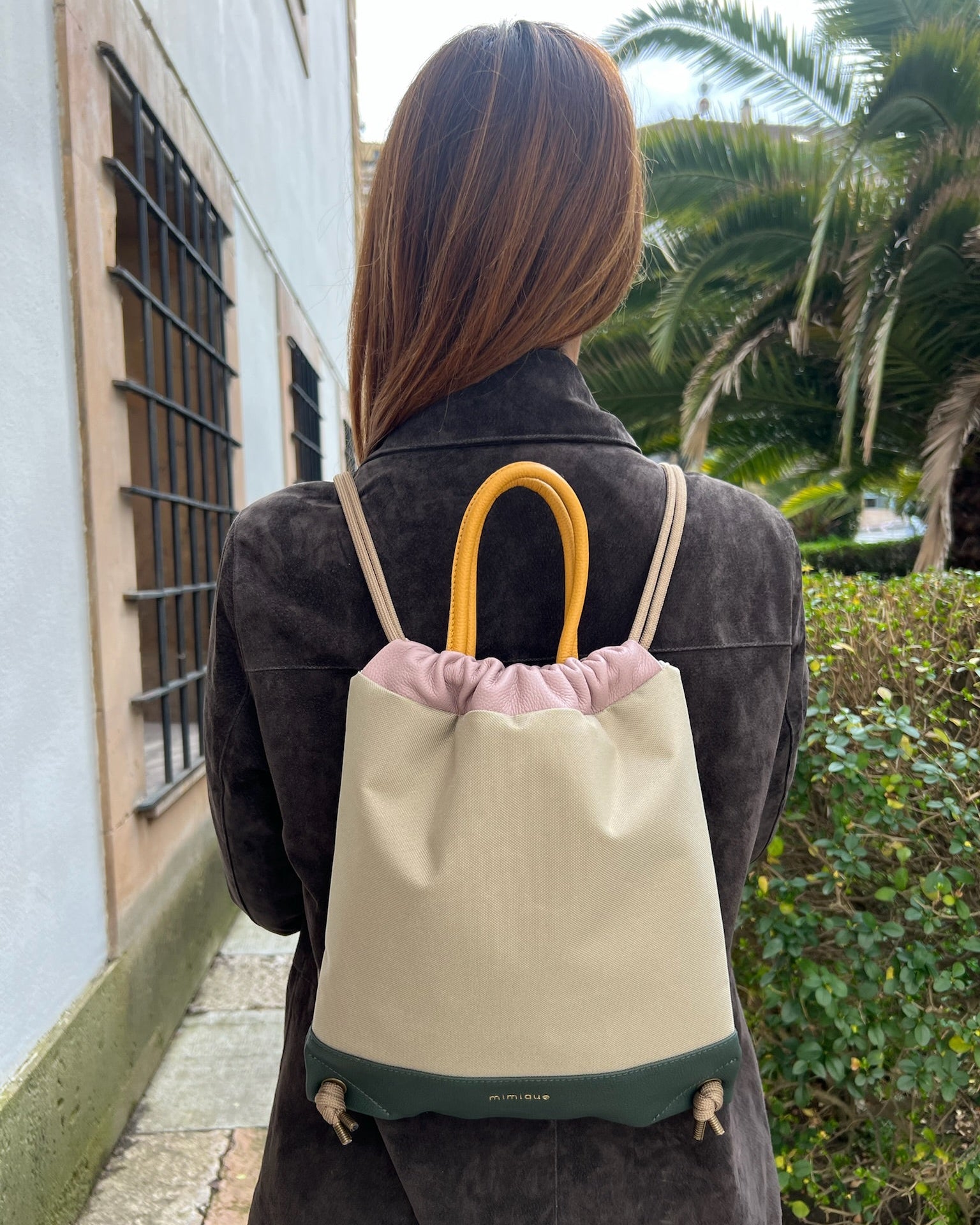 Mochila mediana para mujer Atalaya de Mimique en piel y loneta impermeable verde pato y beige. Diseño único y original hecho a mano en España. Cómoda, ligera y versátil.