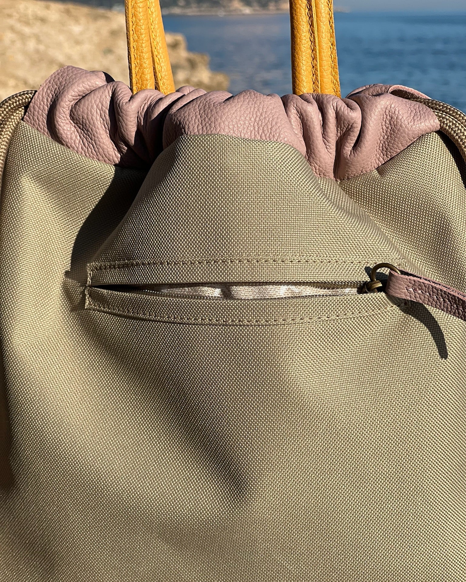 Mochila urbana mediana para mujer Atalaya de Mimique en piel y loneta impermeable beige. Hecho a mano en España. Ligera y segura